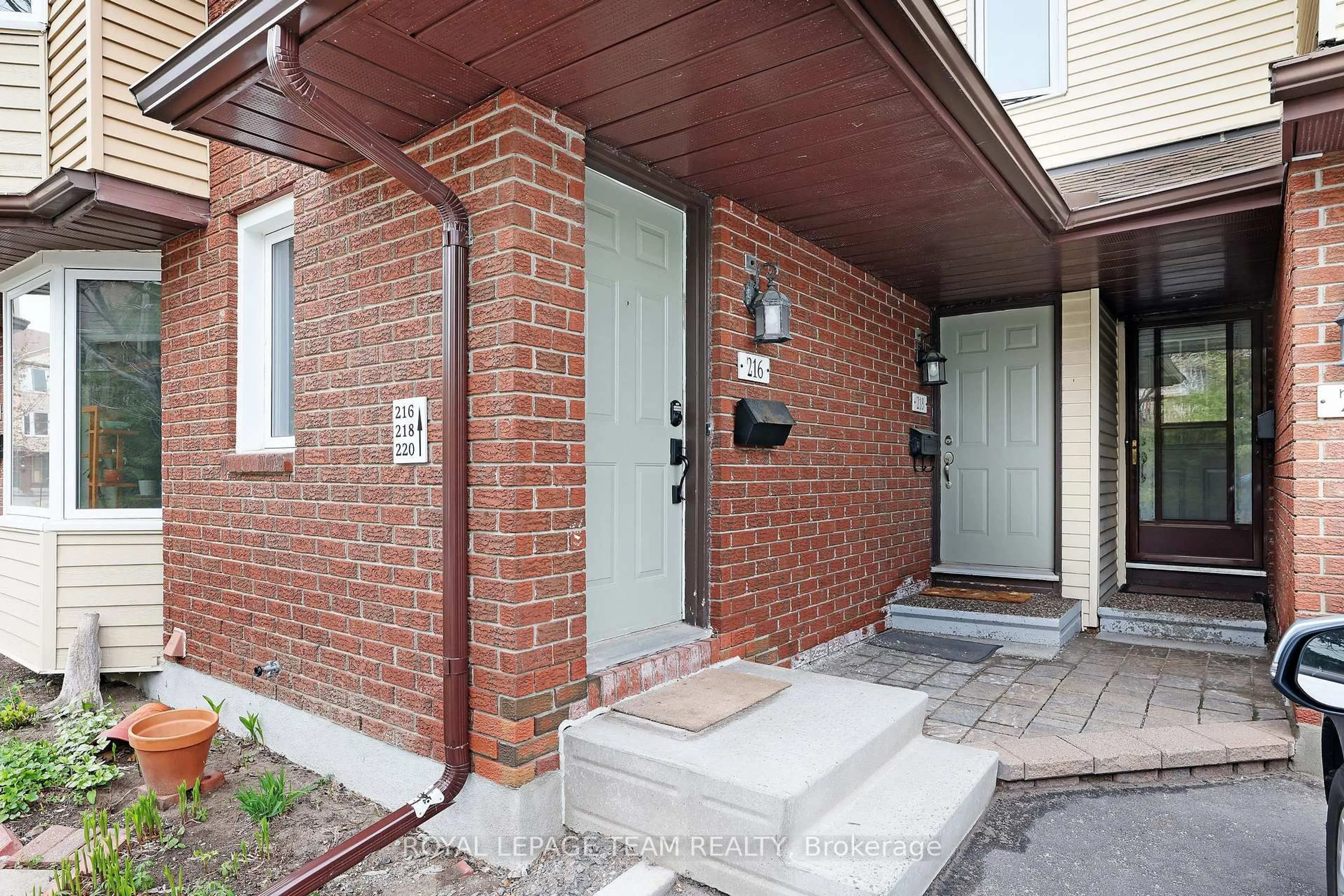 Unknown for 216 Steenbakkers Private, Ottawa Ontario K1T 3E2