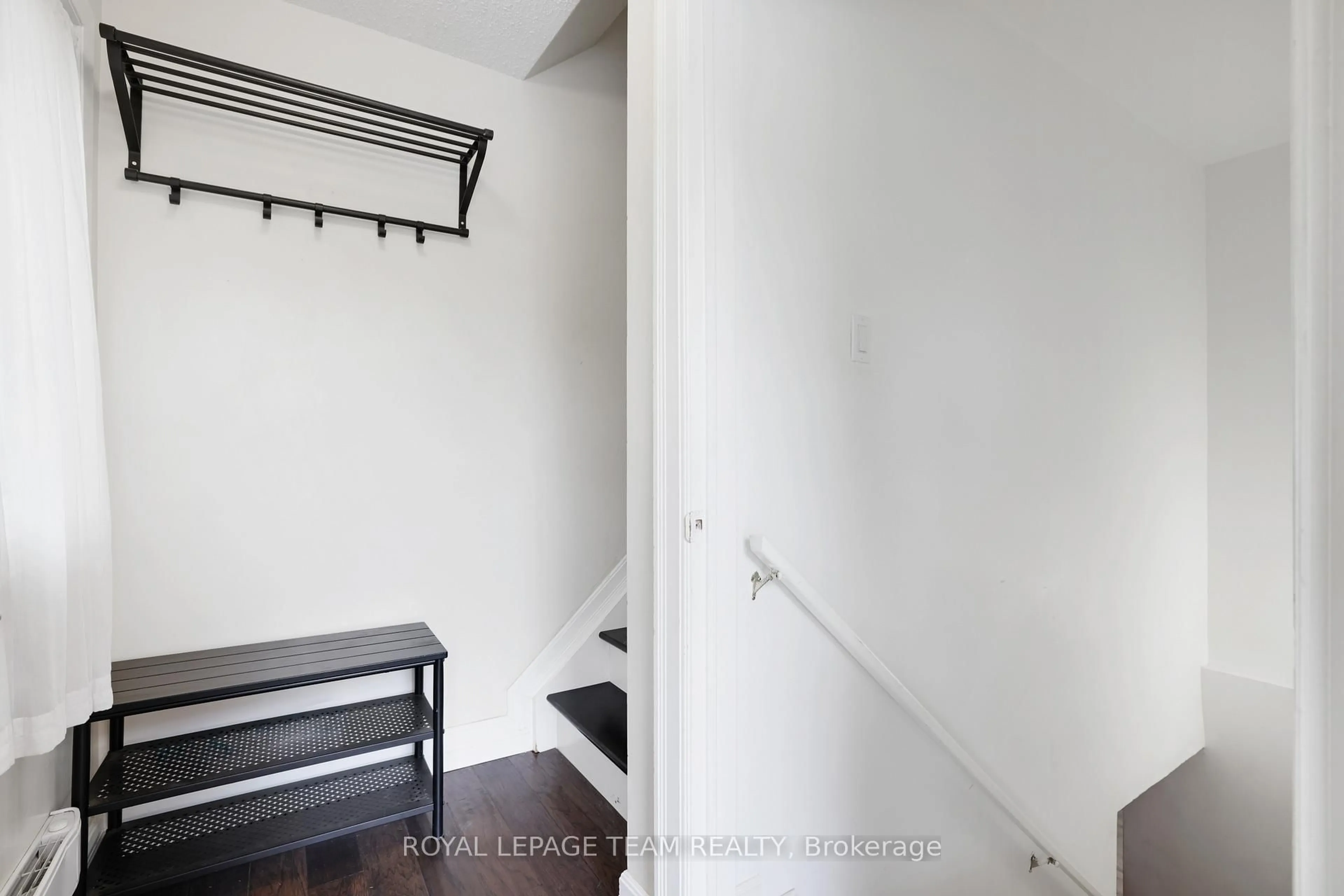 Indoor entryway for 216 Steenbakkers Private, Ottawa Ontario K1T 3E2