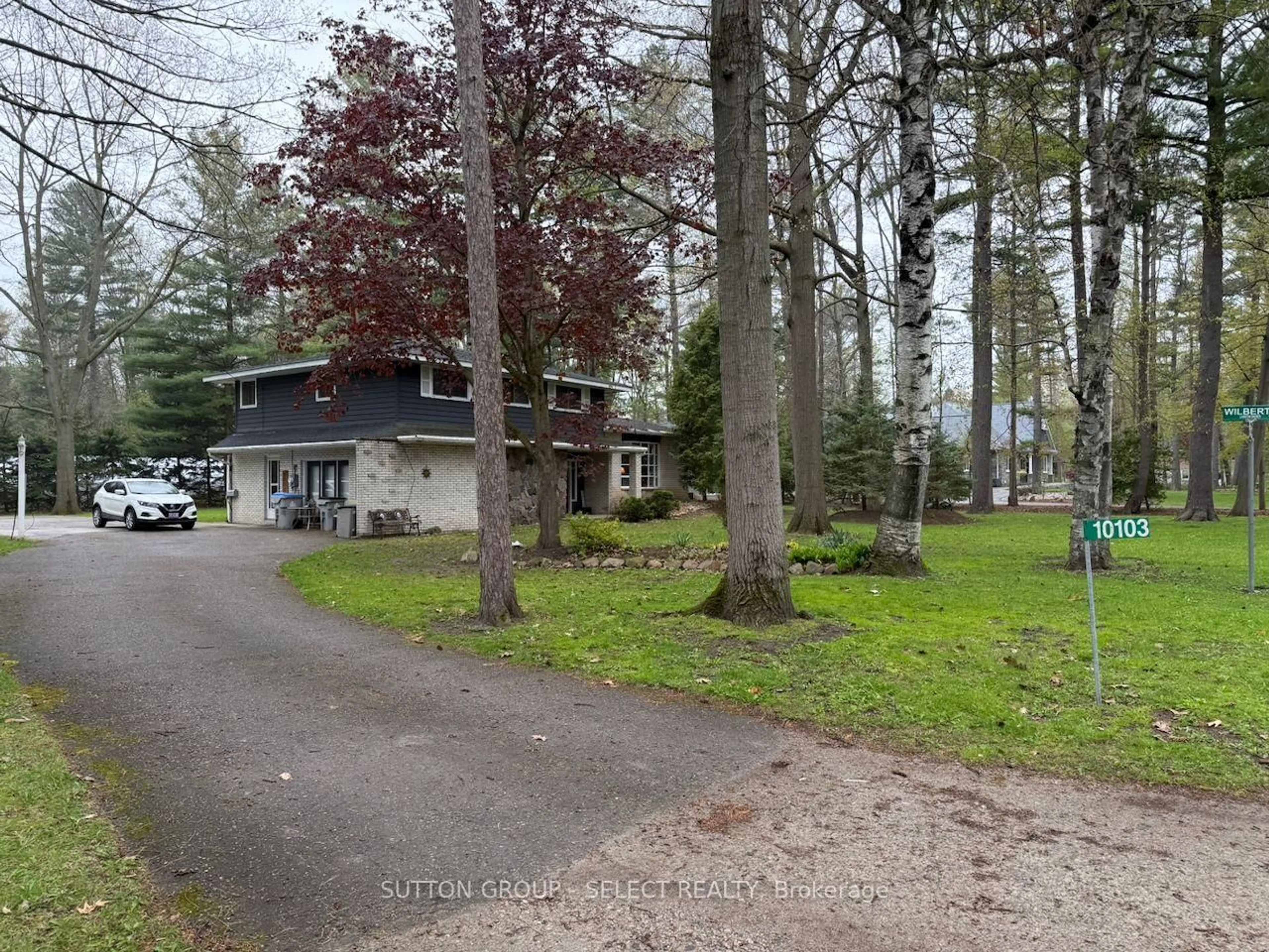 A pic from outside/outdoor area/front of a property/back of a property/a pic from drone, street for 10103 Jane St, Lambton Shores Ontario N0M 1T0