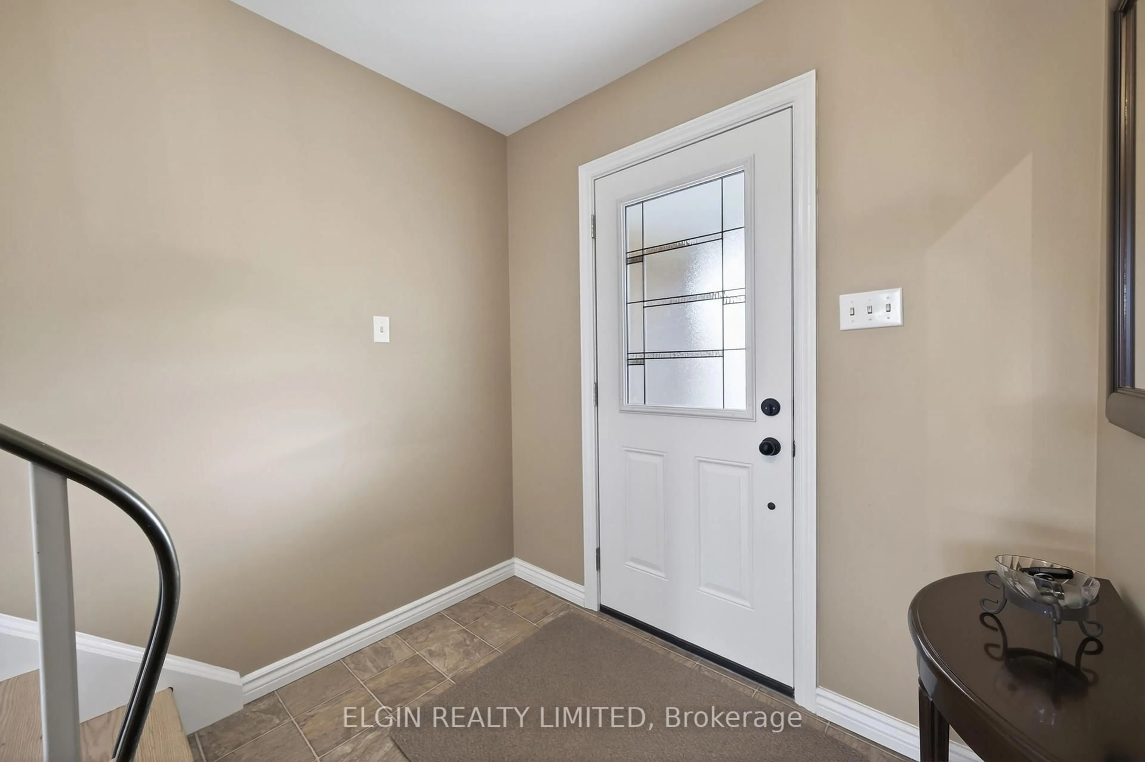 Indoor entryway for 112 Park Ave, St. Thomas Ontario N5R 4W1