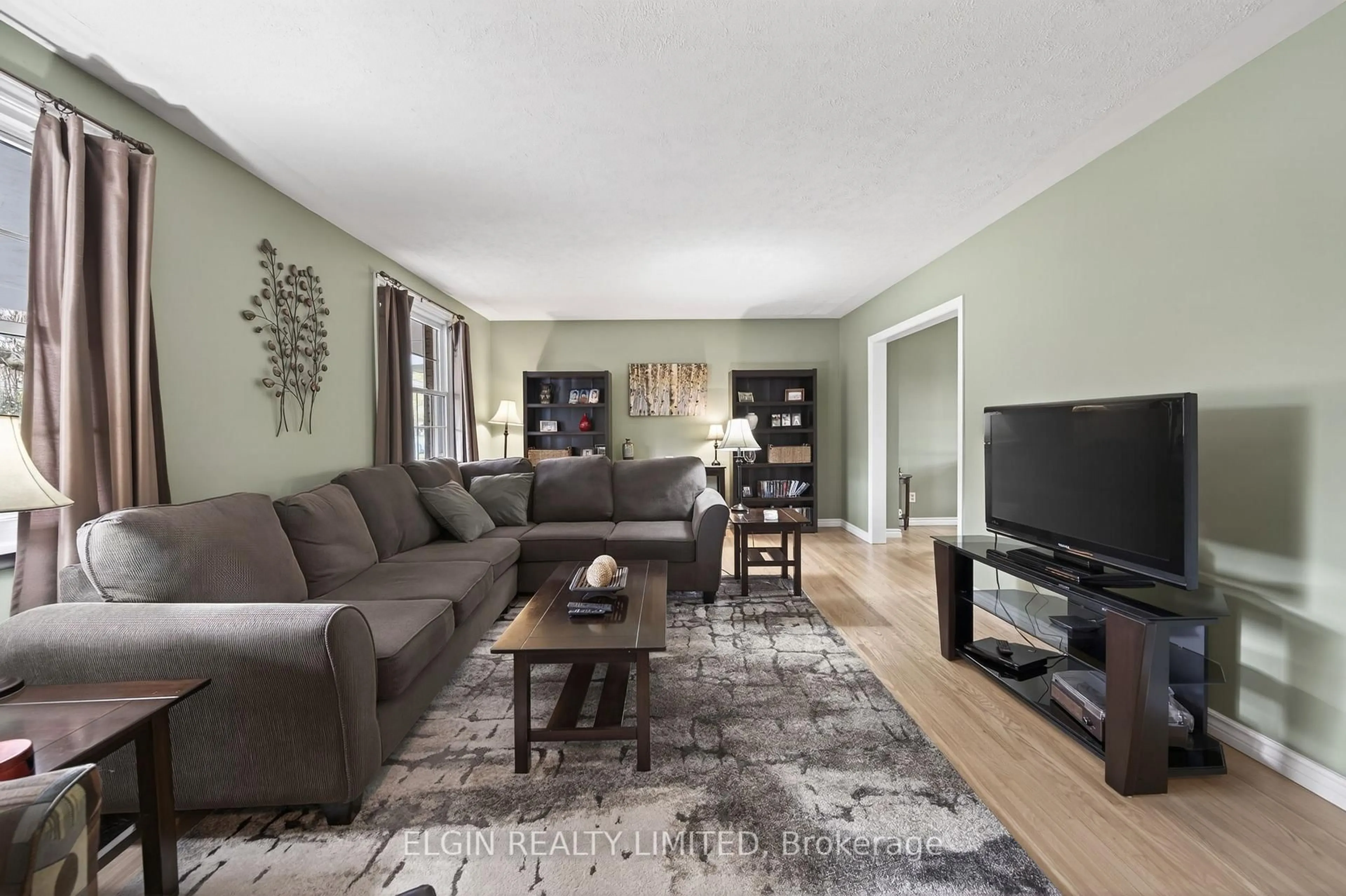 Living room with furniture, unknown for 112 Park Ave, St. Thomas Ontario N5R 4W1