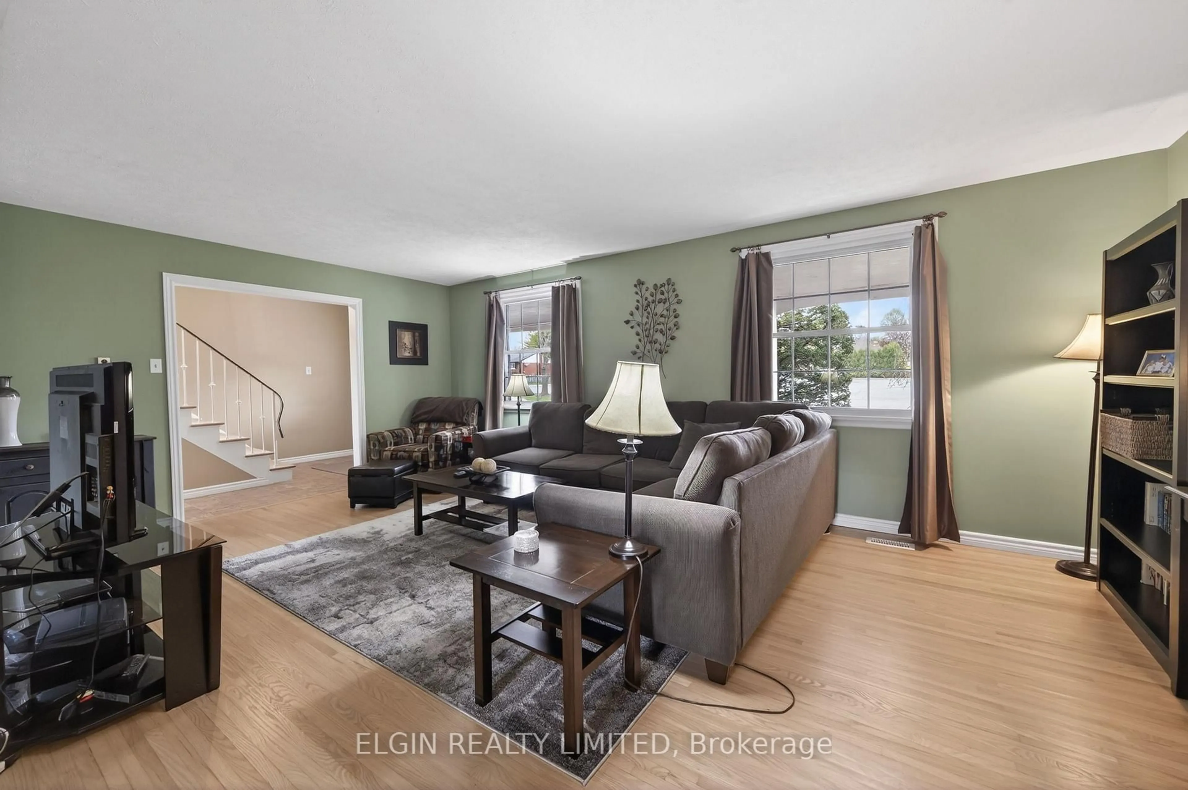 Living room with furniture, unknown for 112 Park Ave, St. Thomas Ontario N5R 4W1