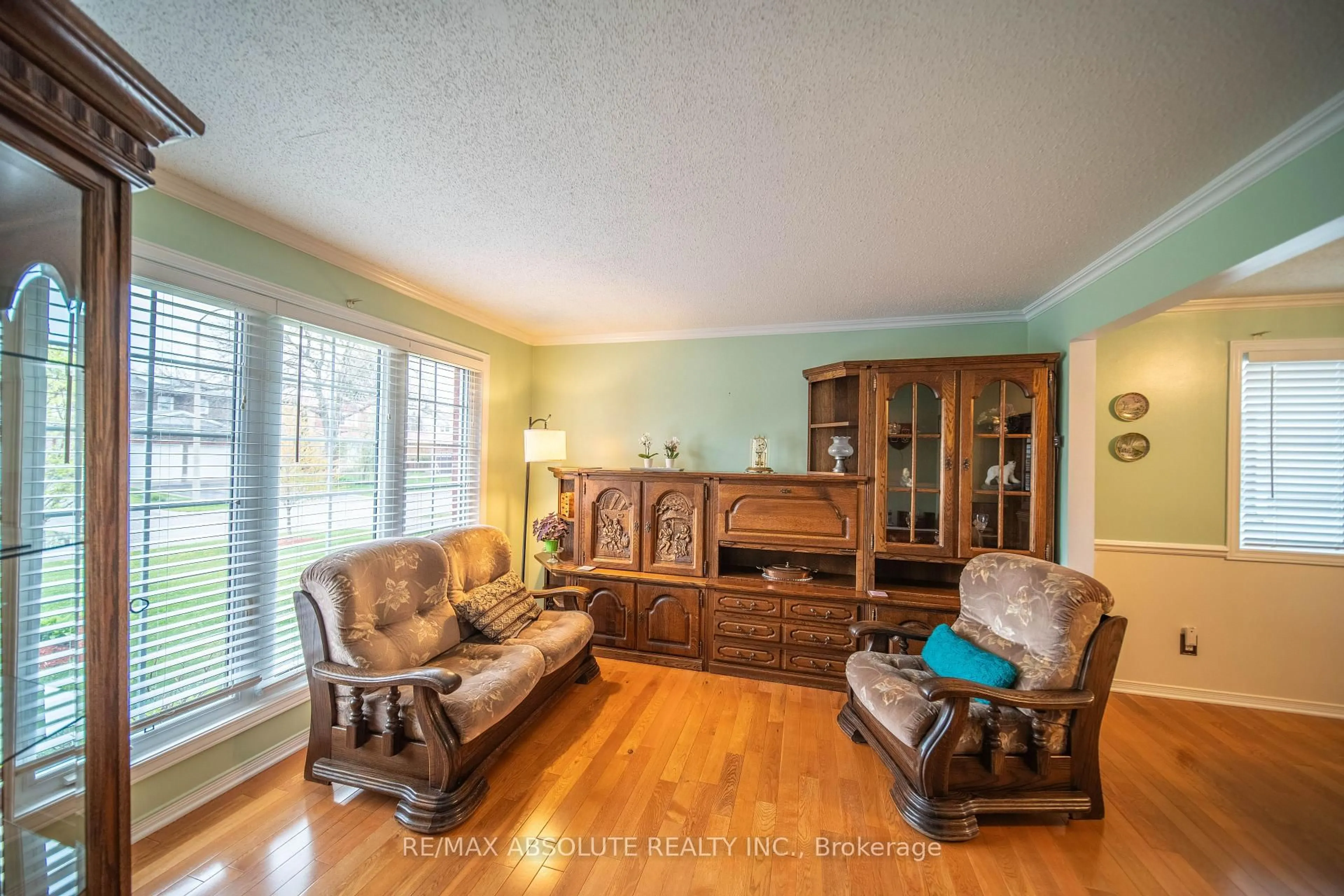Living room with furniture, wood/laminate floor for 698 THICKET Way, Orleans Ontario K4A 3B4