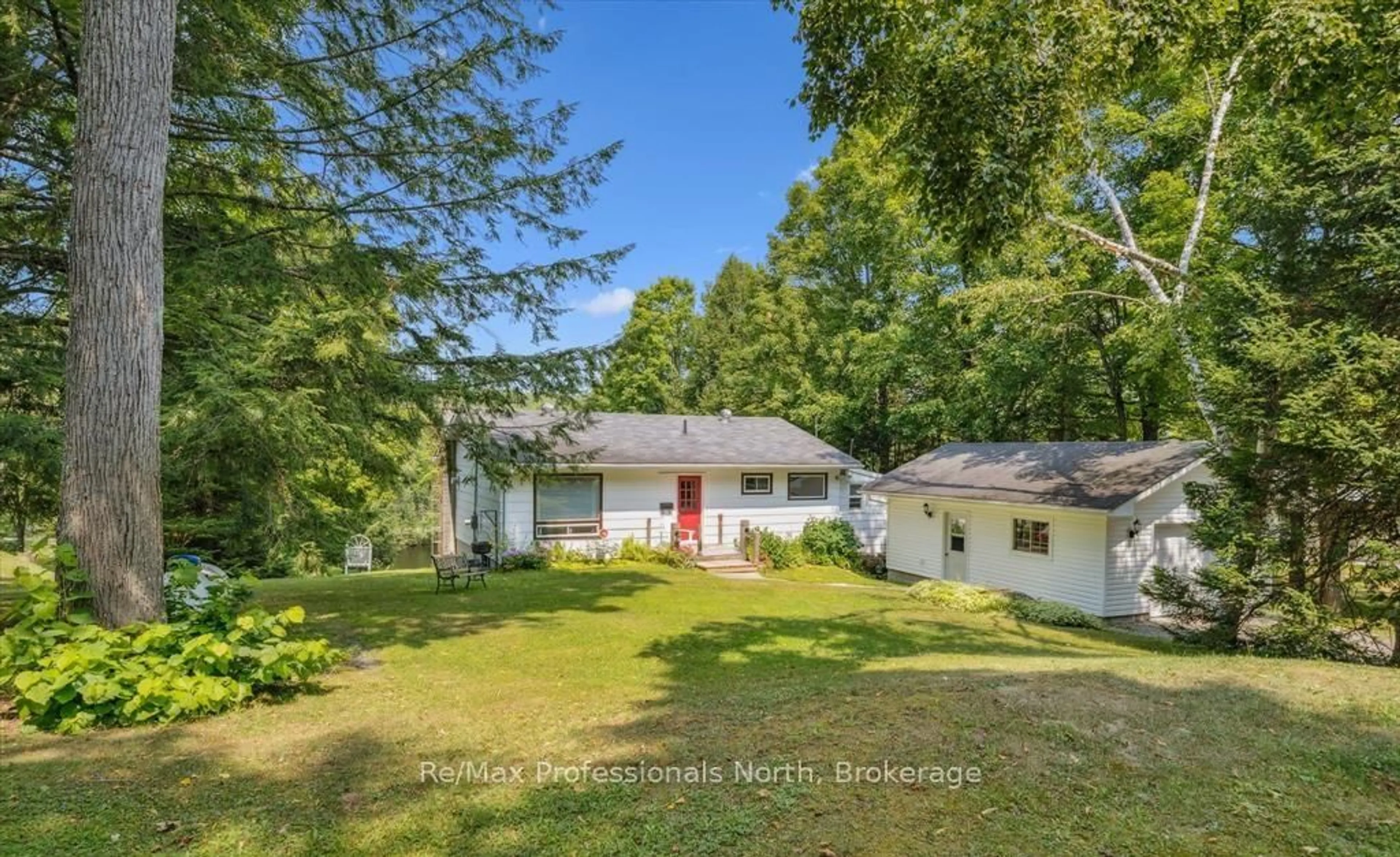 A pic from outside/outdoor area/front of a property/back of a property/a pic from drone, unknown for 1042 River Haven Rd, Bracebridge Ontario P1L 1X1
