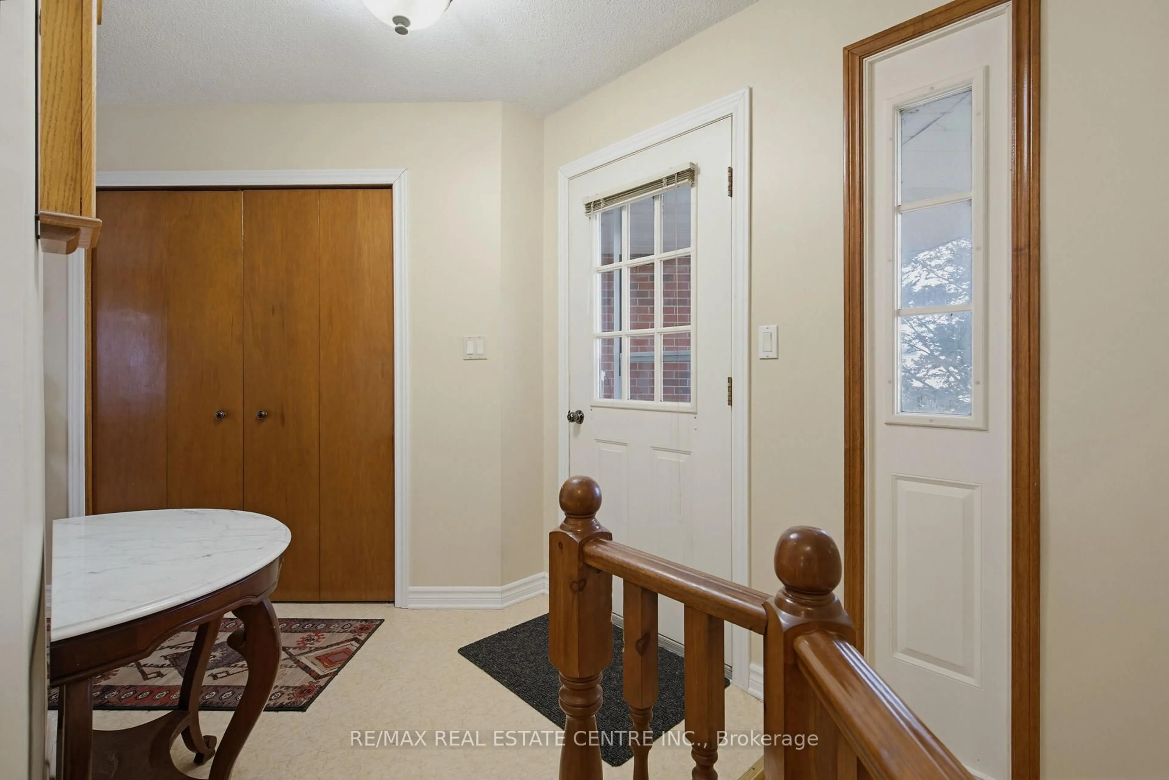 Indoor foyer for 294052 8th Line, Amaranth Ontario L9W 0J8