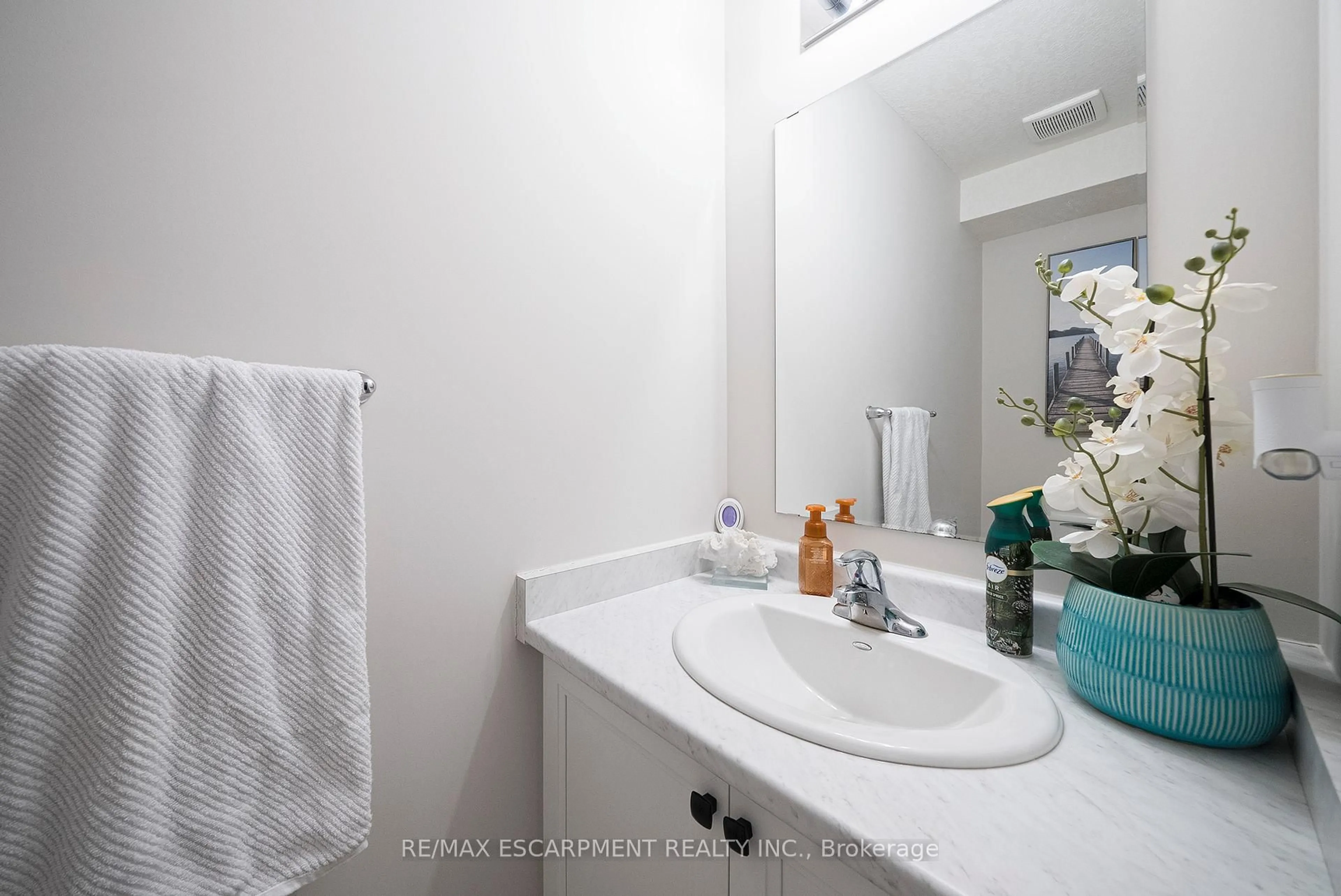 Standard bathroom, ceramic/tile floor for 160 Stanley St #27, Norfolk Ontario N3Y 0G6