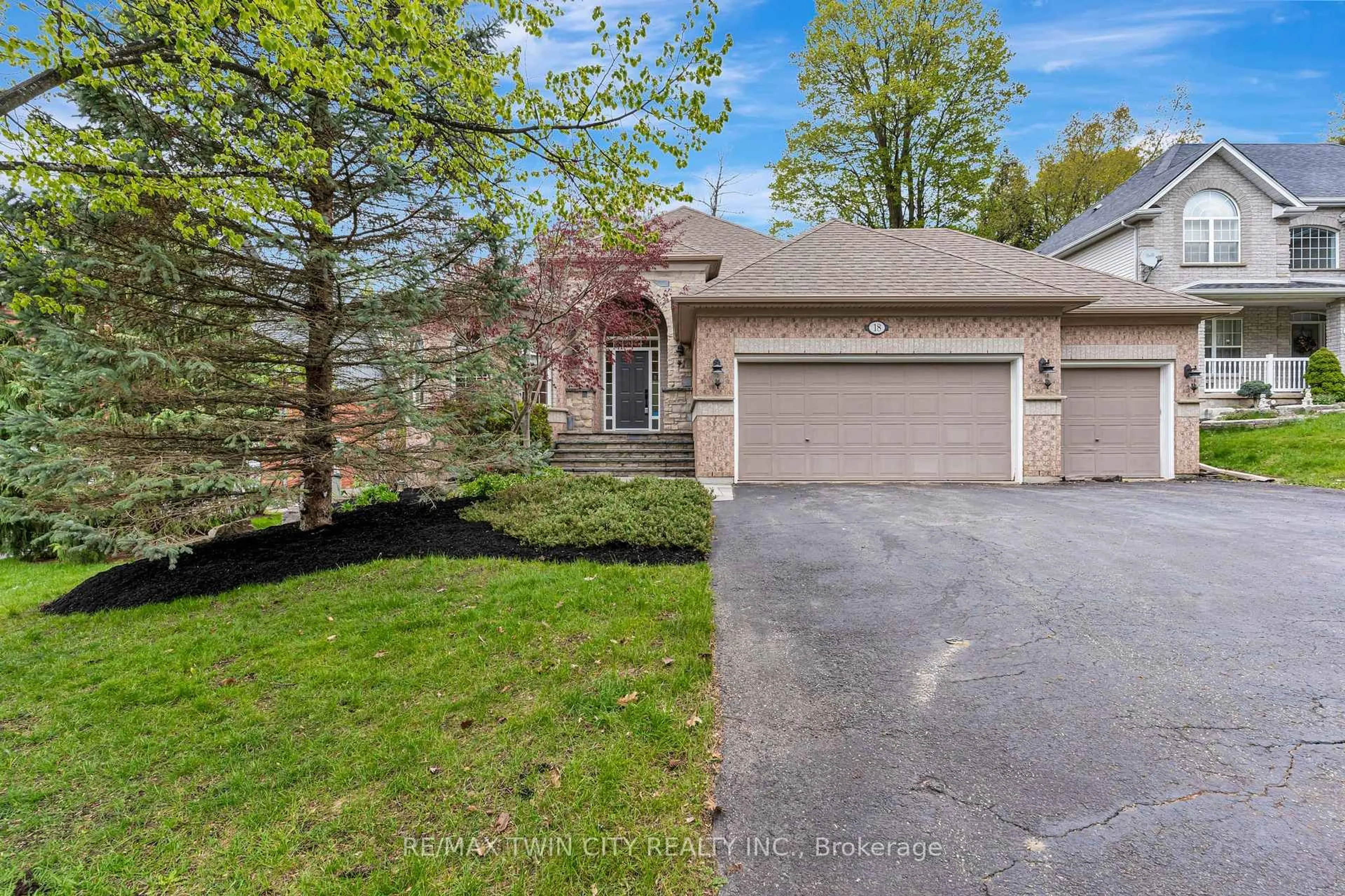 A pic from outside/outdoor area/front of a property/back of a property/a pic from drone, street for 18 Woodmans Crt, Kitchener Ontario N2P 2B2