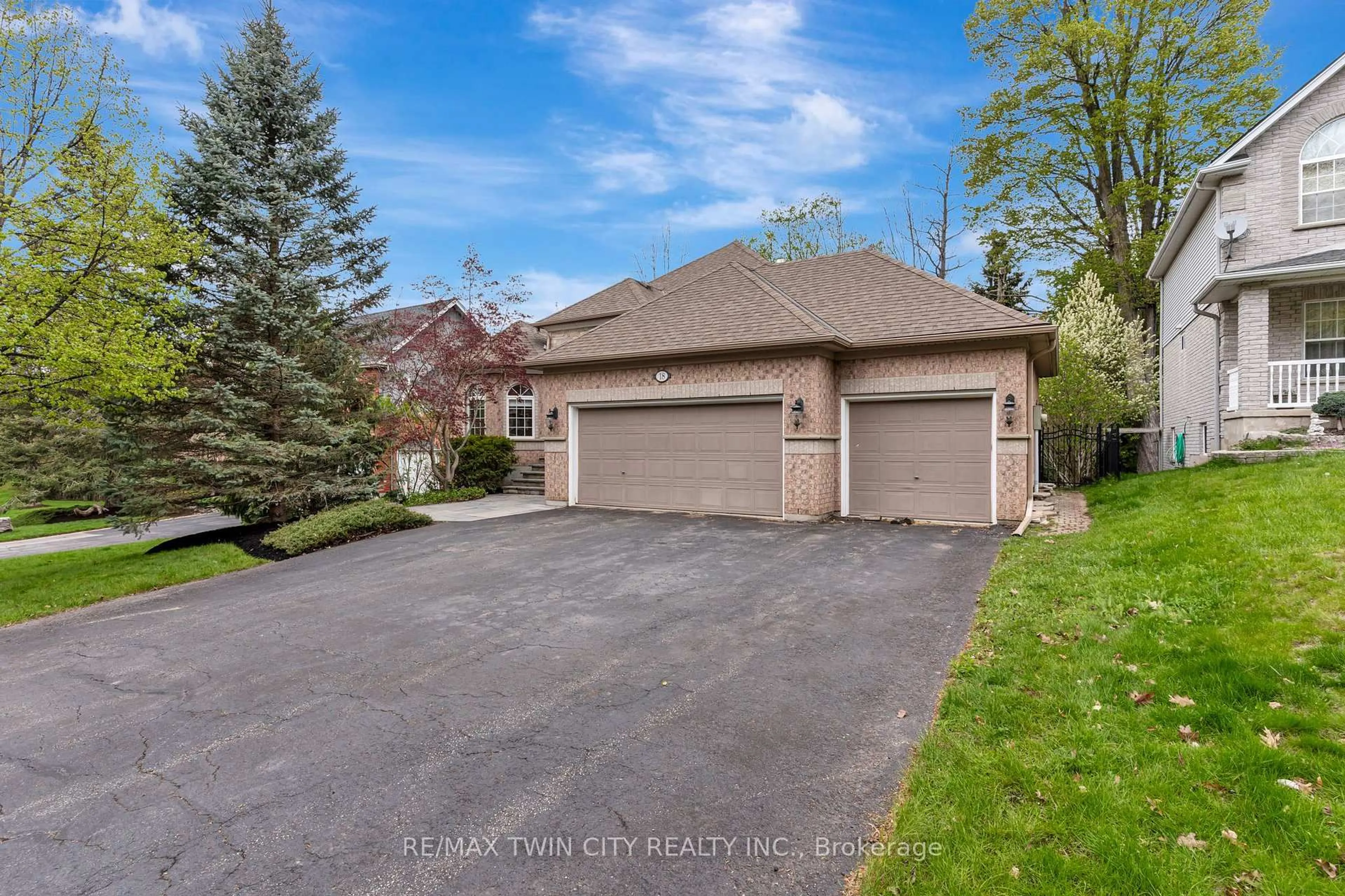 A pic from outside/outdoor area/front of a property/back of a property/a pic from drone, street for 18 Woodmans Crt, Kitchener Ontario N2P 2B2