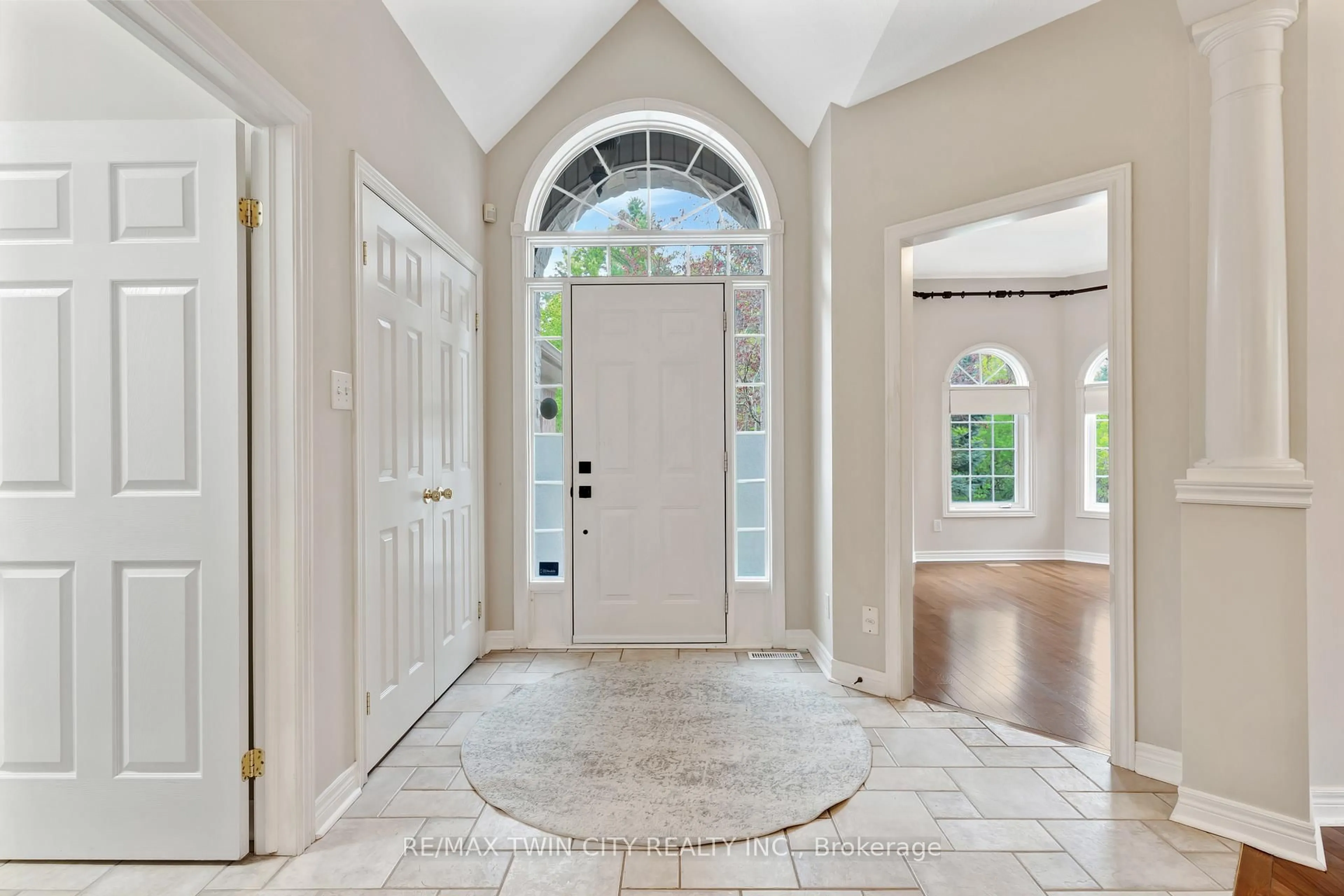 Indoor entryway for 18 Woodmans Crt, Kitchener Ontario N2P 2B2