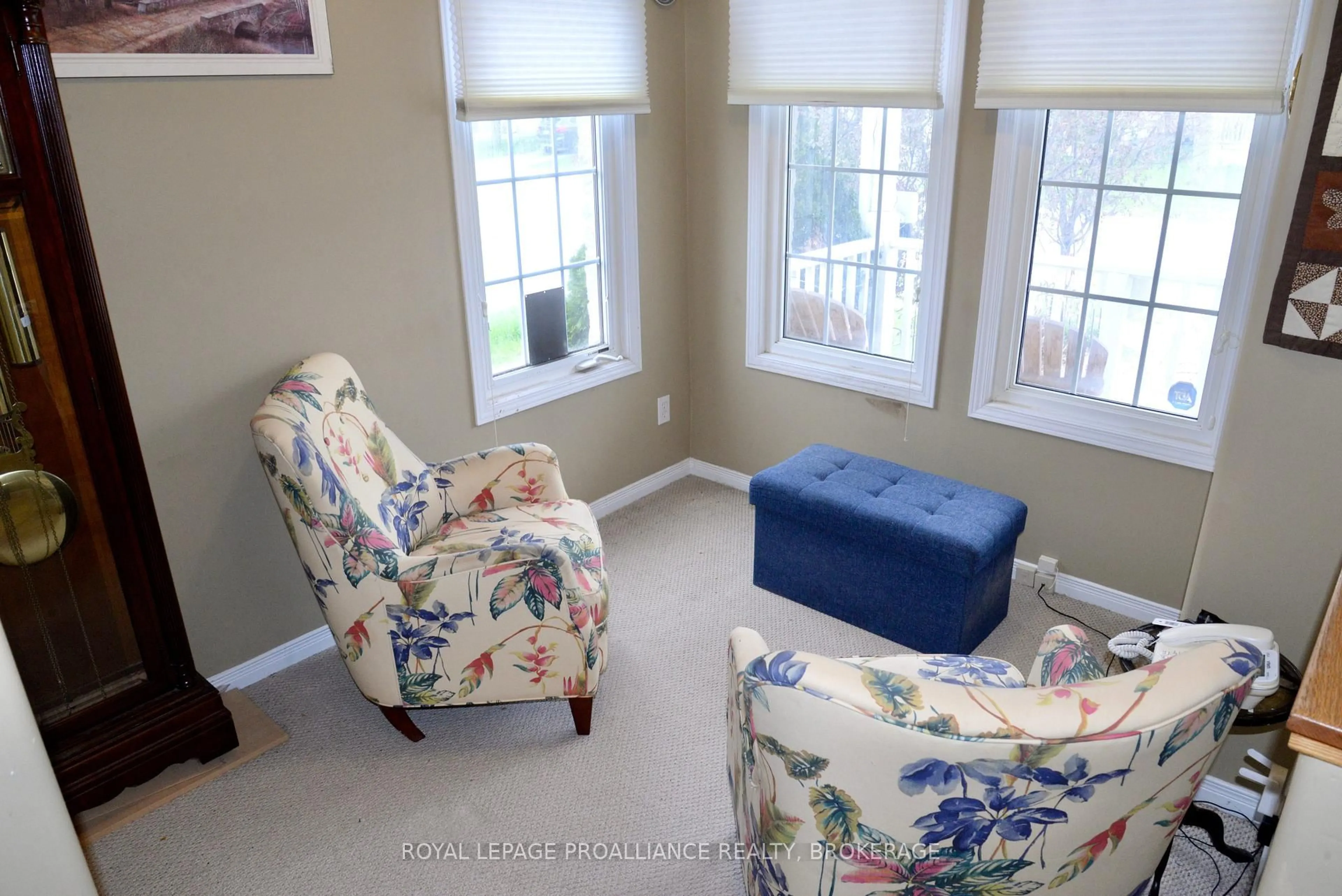 Living room with furniture, carpet floor for 1031 Rainbow Cres, Kingston Ontario K7K 7J4