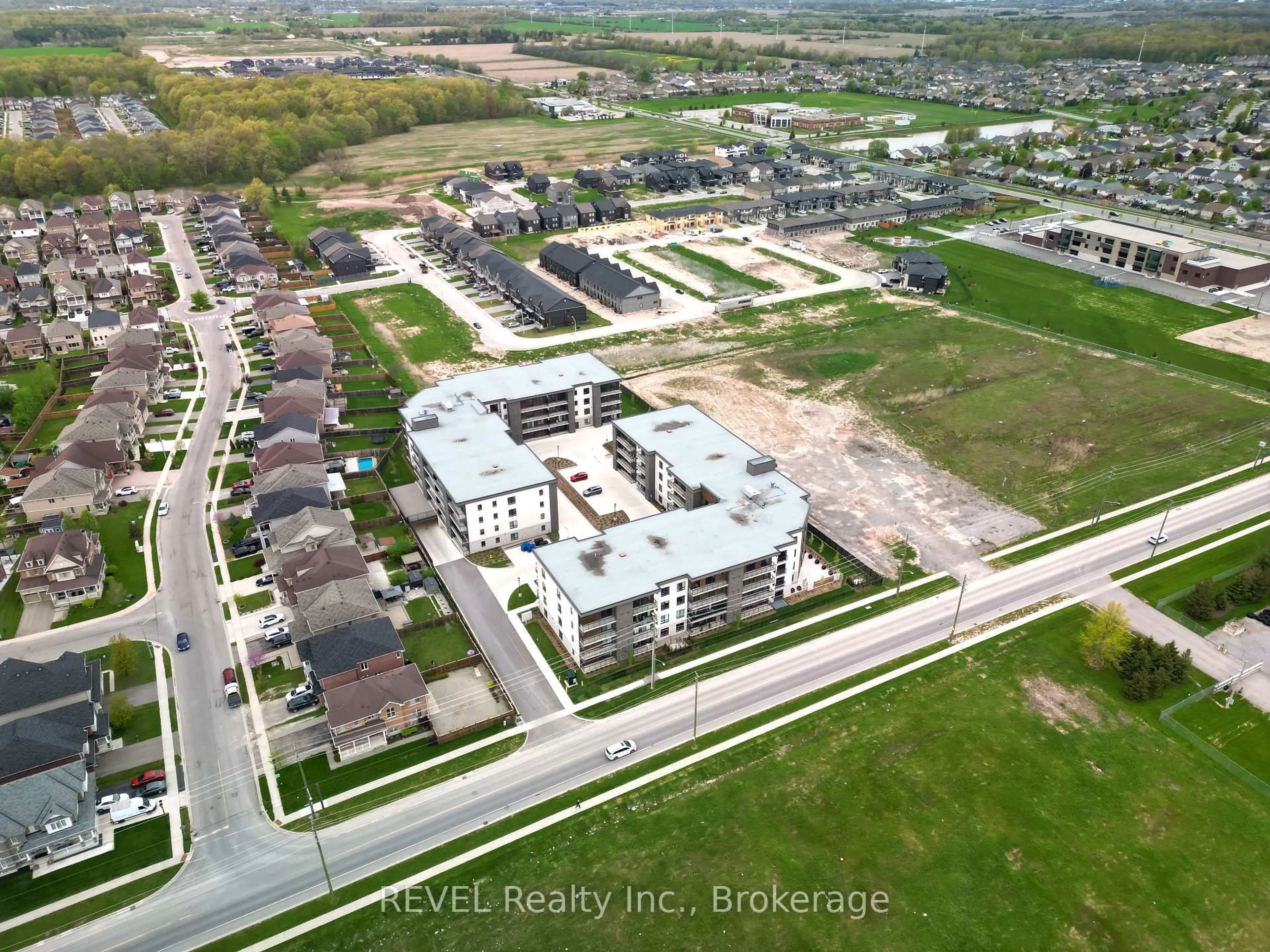 A pic from outside/outdoor area/front of a property/back of a property/a pic from drone, building for 7549A KALAR Rd #216, Niagara Falls Ontario L2H 2Y6