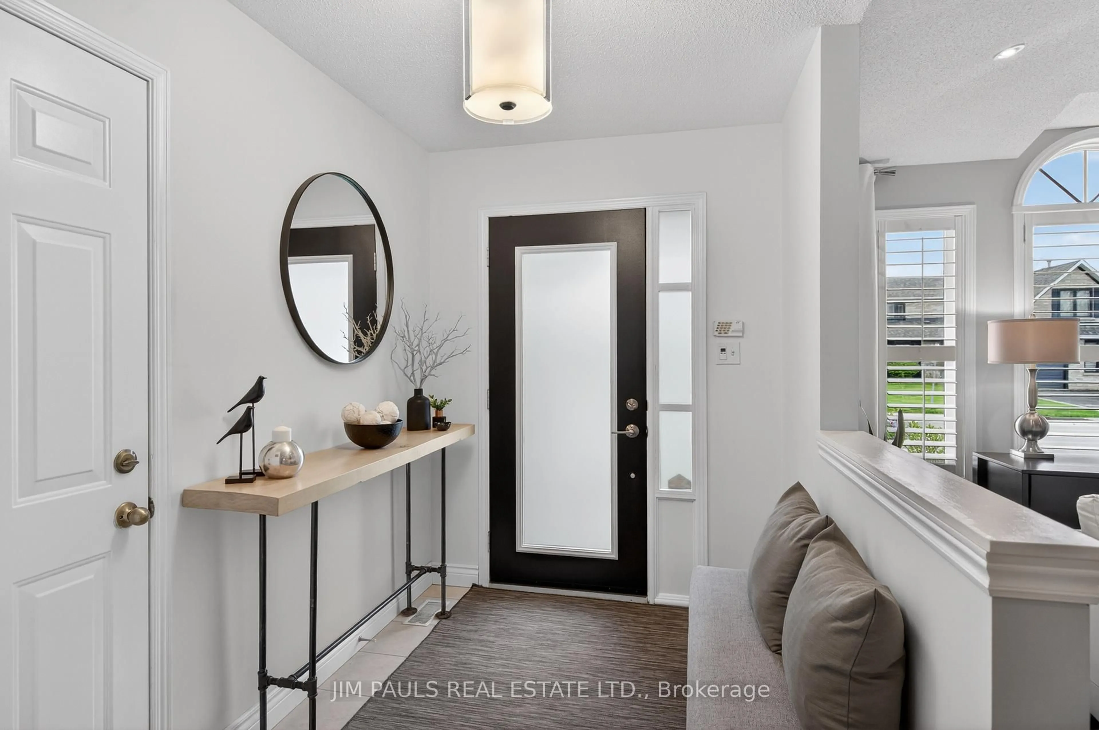 Indoor entryway for 802 Upper Horning Rd, Hamilton Ontario L9C 7R4