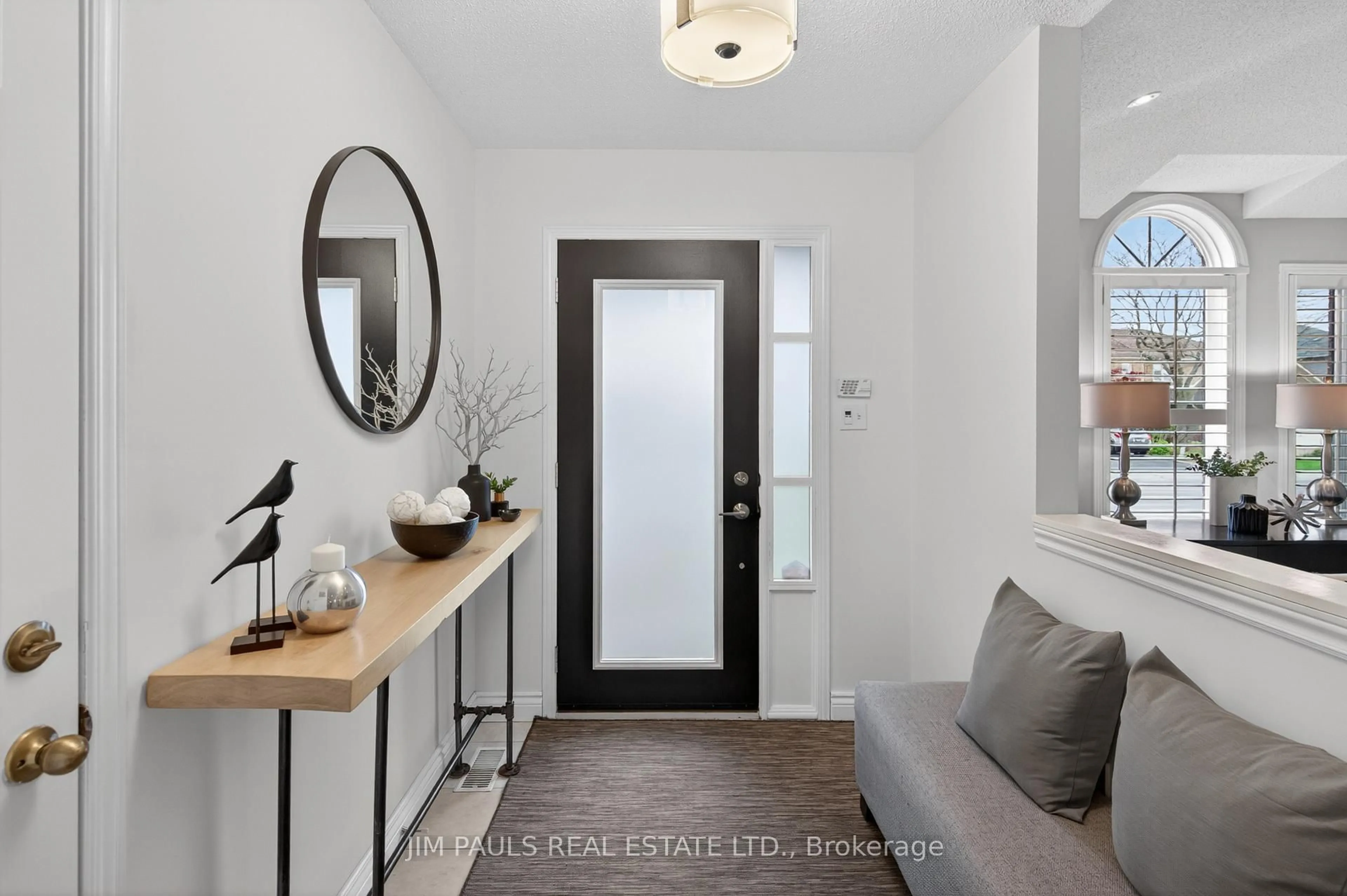 Indoor entryway for 802 Upper Horning Rd, Hamilton Ontario L9C 7R4