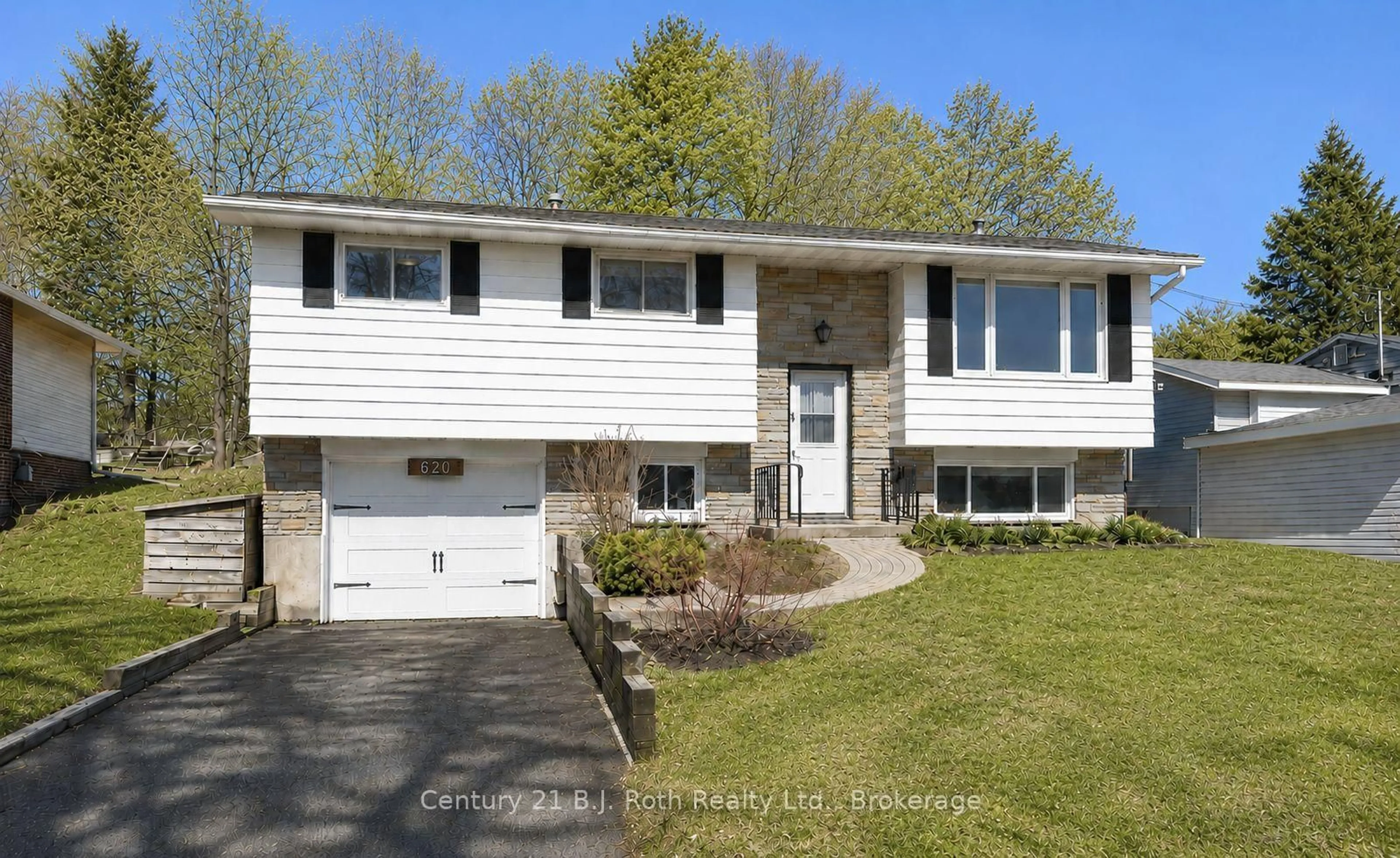 Home with vinyl exterior material, street for 620 Pinedale Rd, Gravenhurst Ontario P1P 1L5