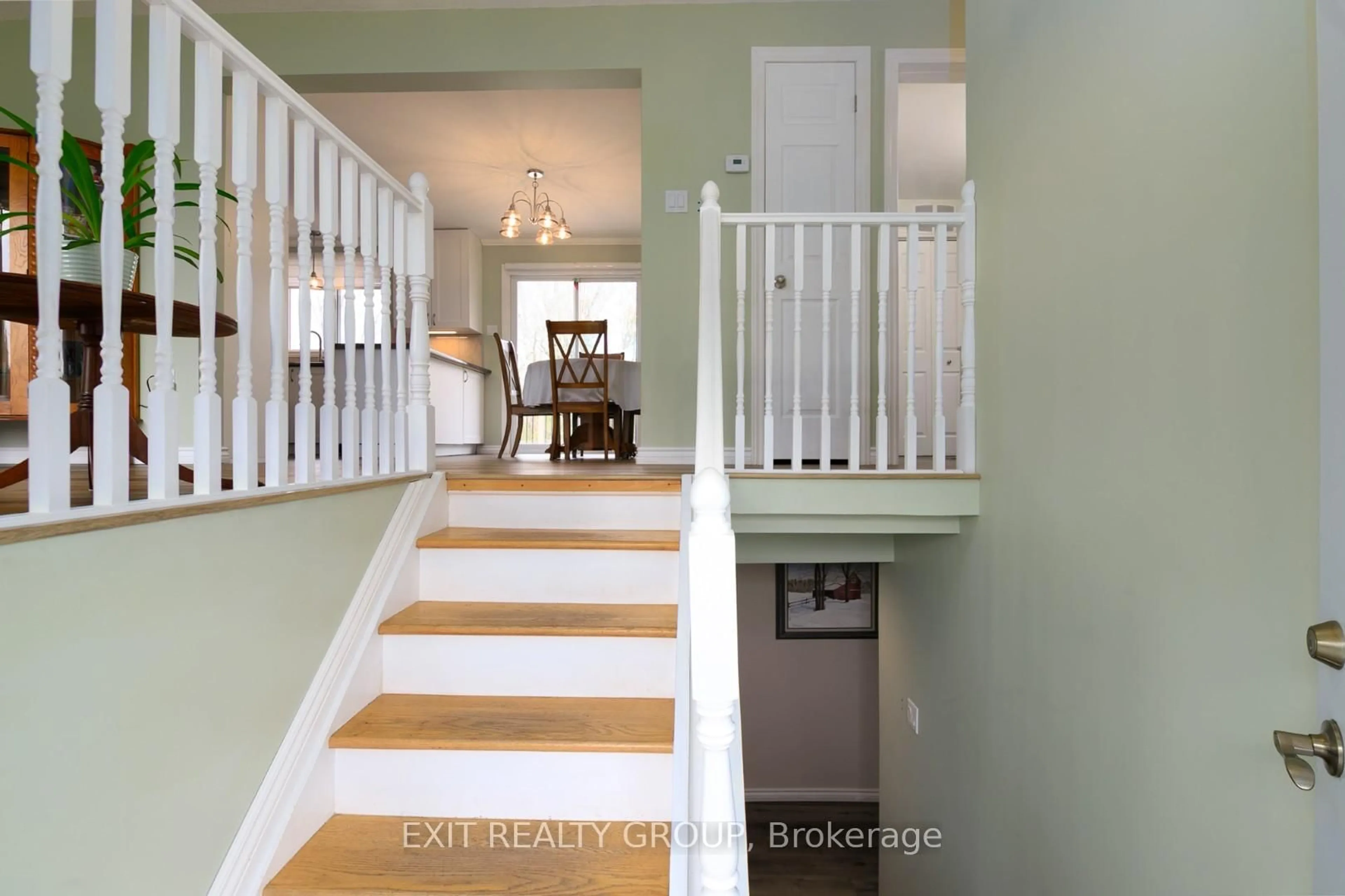 Indoor entryway for 1625 Old Wooler Rd, Quinte West Ontario K0K 3M0