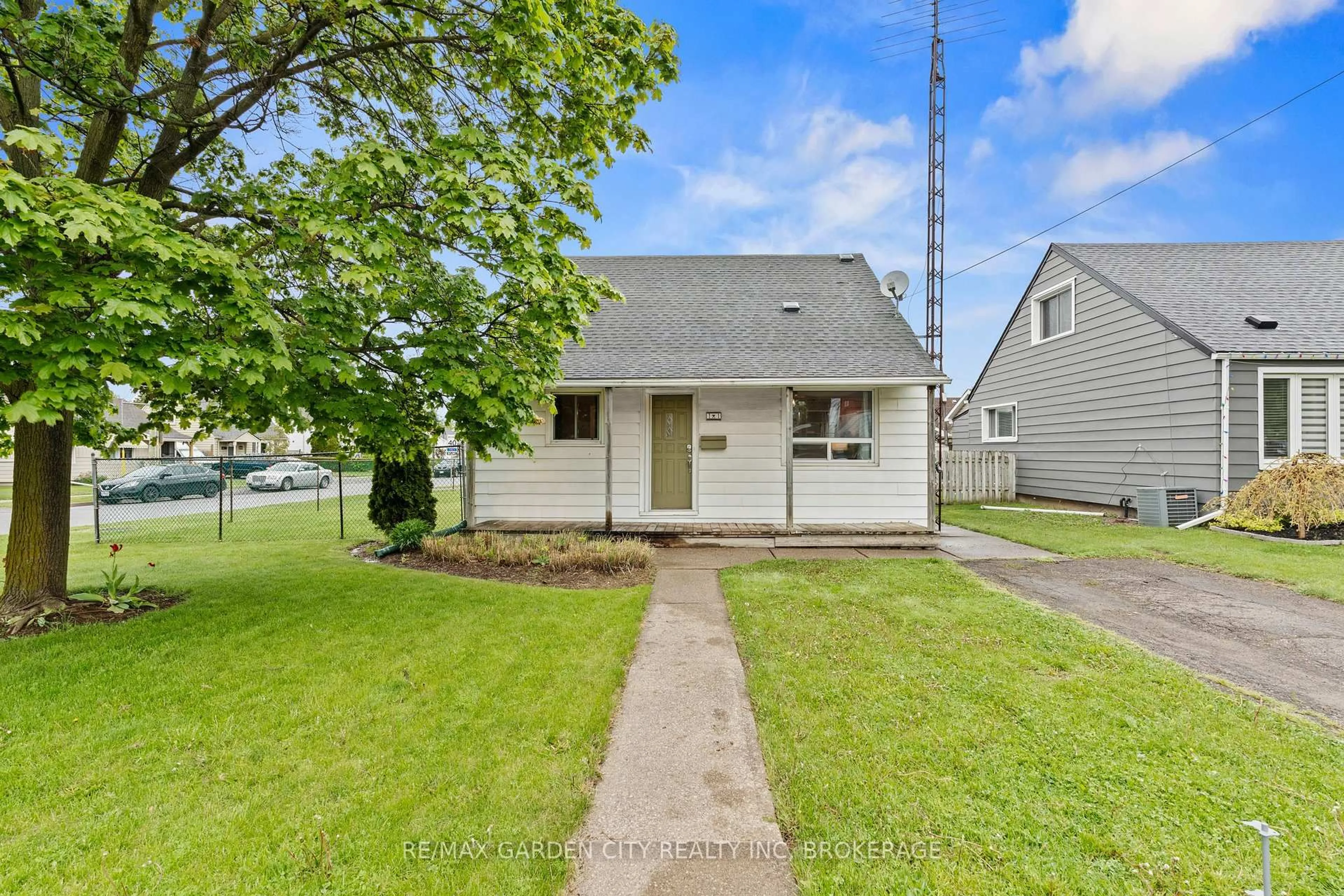 A pic from outside/outdoor area/front of a property/back of a property/a pic from drone, street for 11 Lincoln Ave, St. Catharines Ontario L2P 2J2