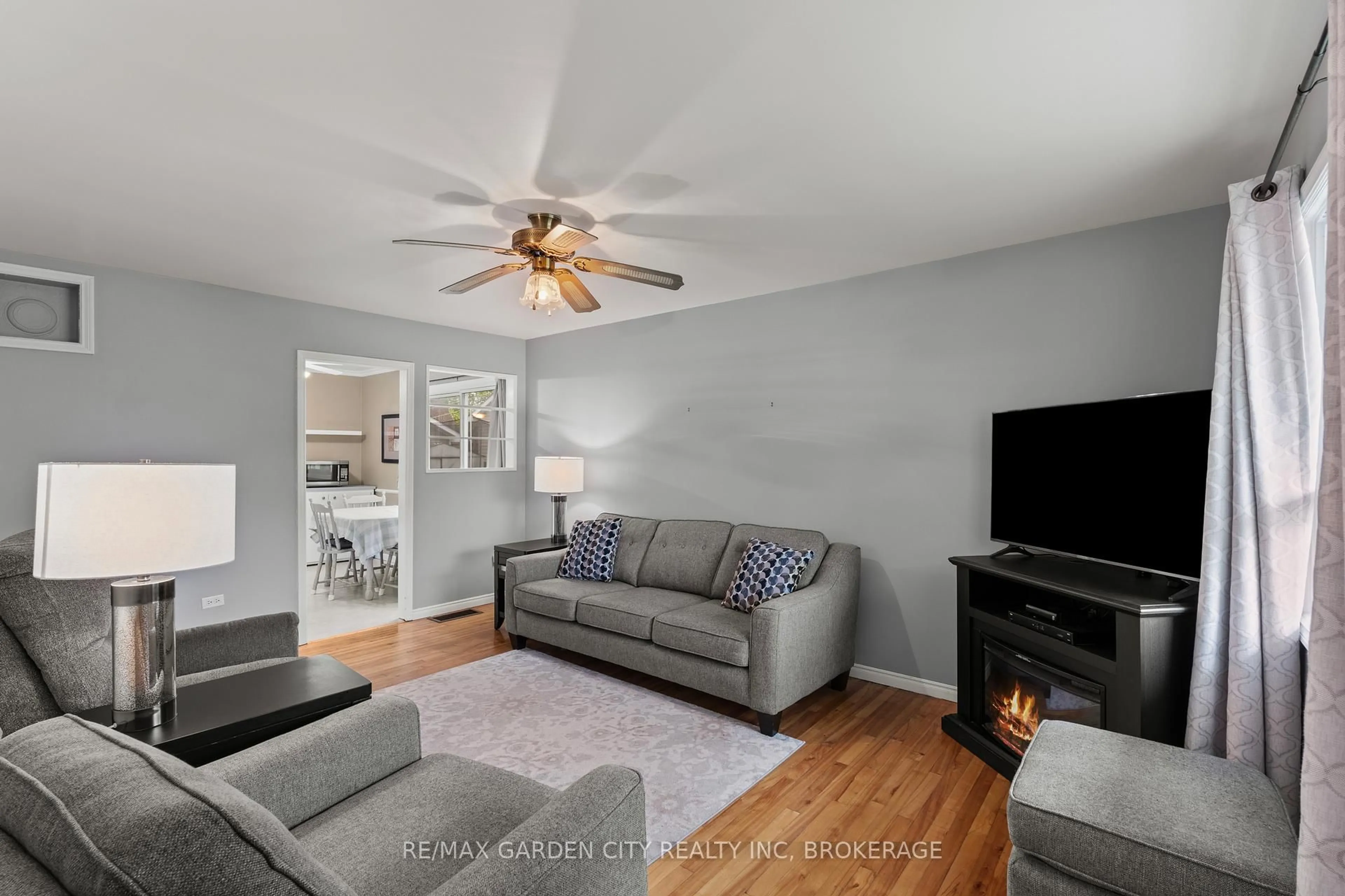 Living room with furniture, unknown for 11 Lincoln Ave, St. Catharines Ontario L2P 2J2