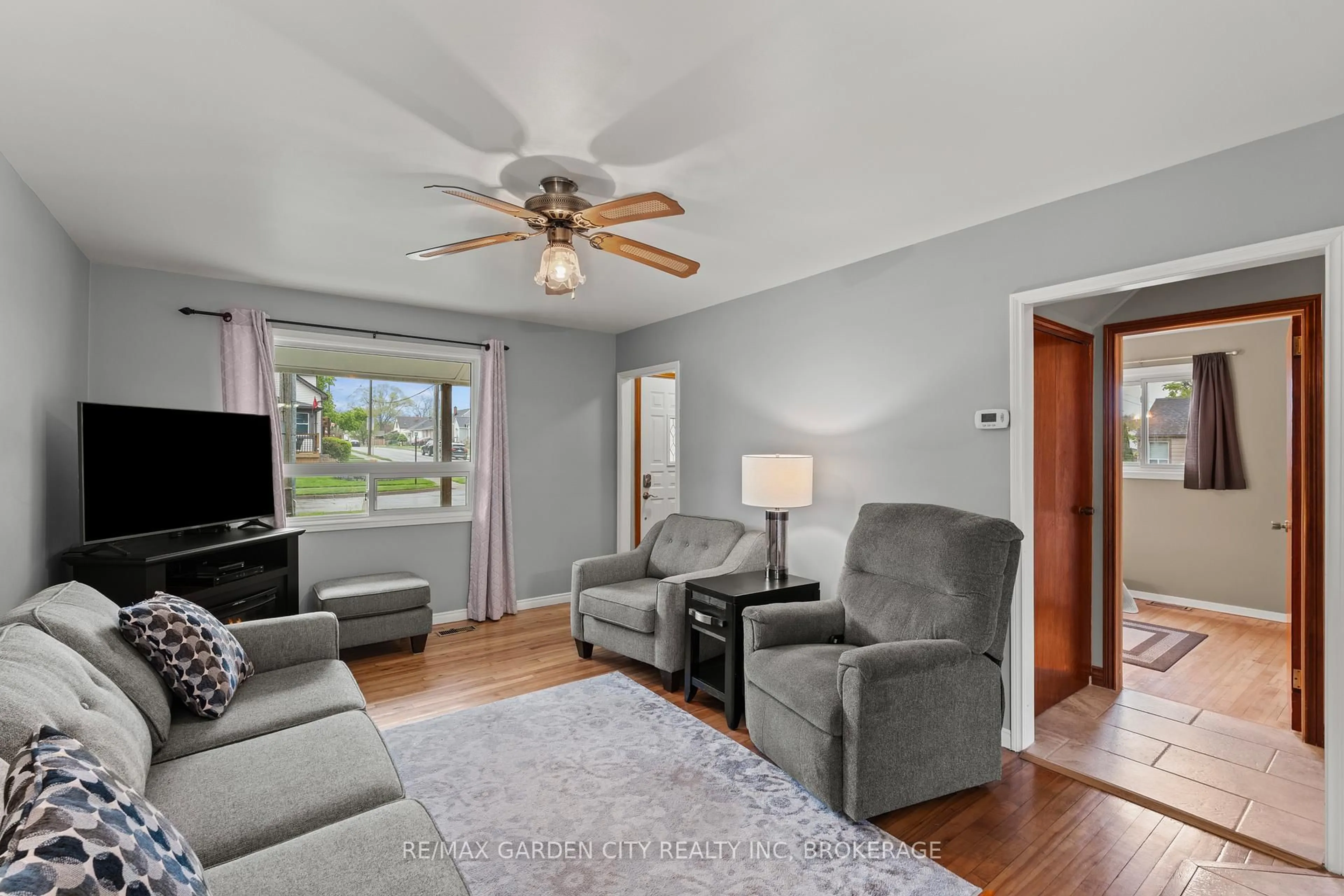 Living room with furniture, unknown for 11 Lincoln Ave, St. Catharines Ontario L2P 2J2