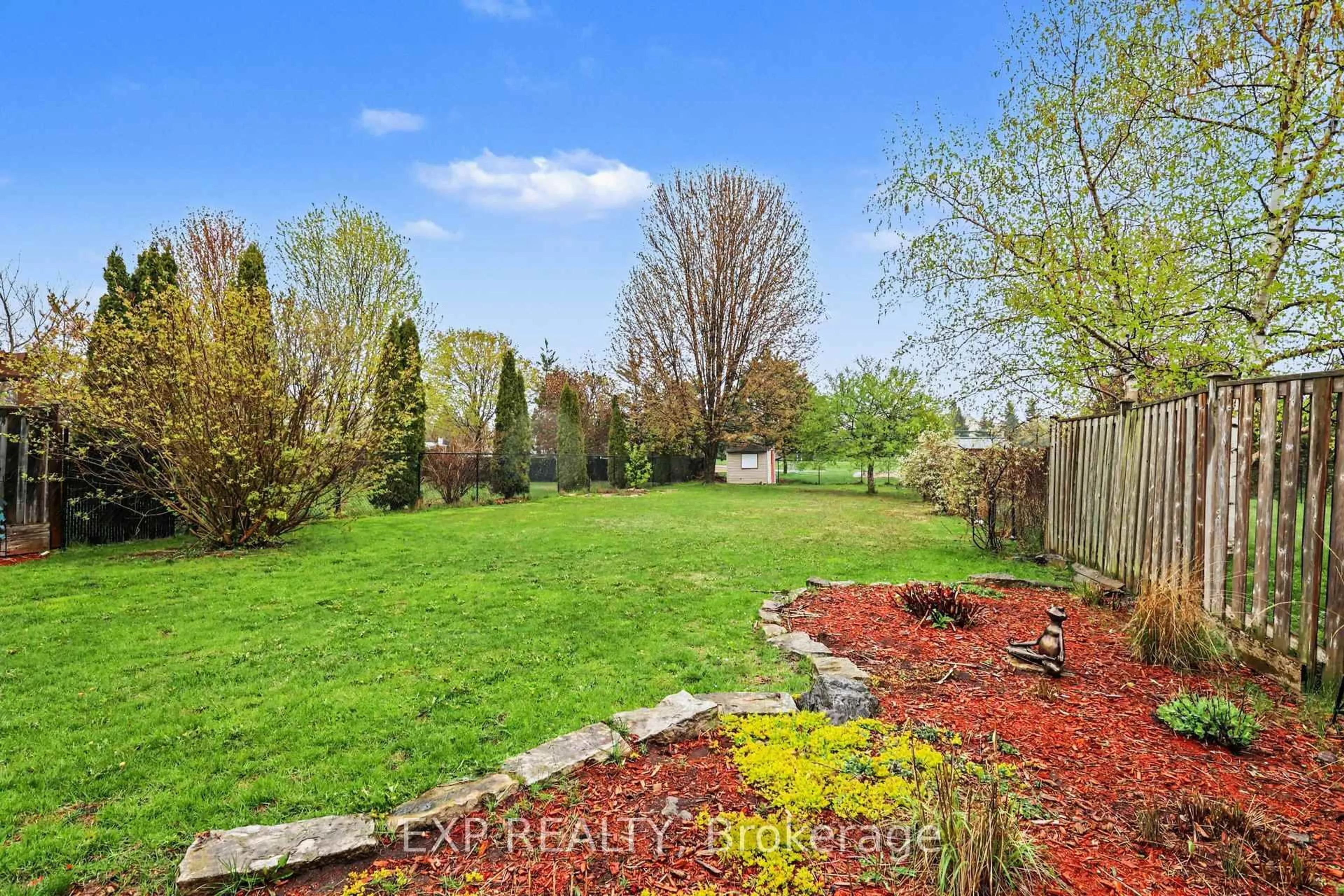A pic from outside/outdoor area/front of a property/back of a property/a pic from drone, unknown for 5 Sundew Crt, Stittsville Ontario K2S 1Z5