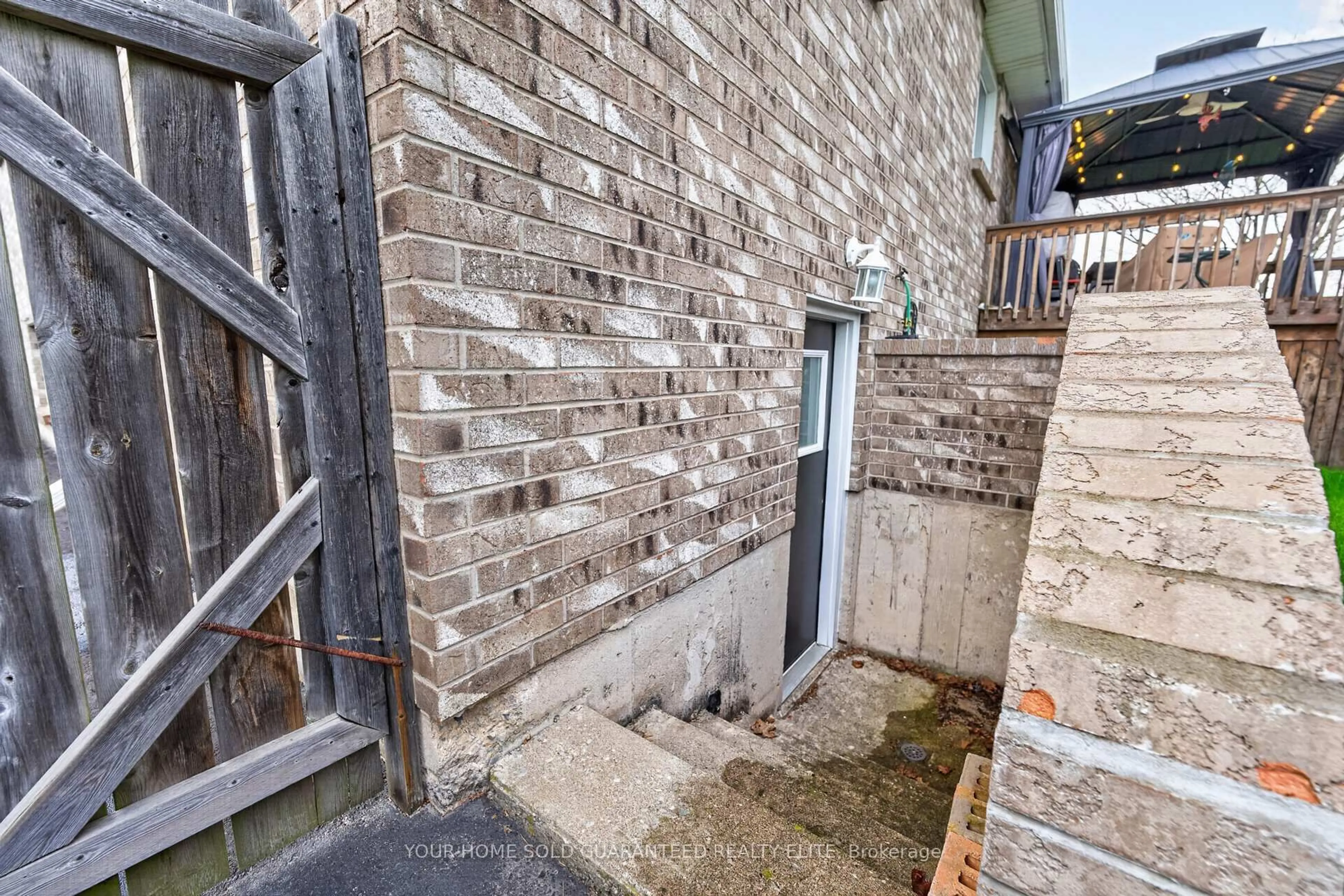 Patio, street for 646 First Ave, Welland Ontario L3C 1Z3
