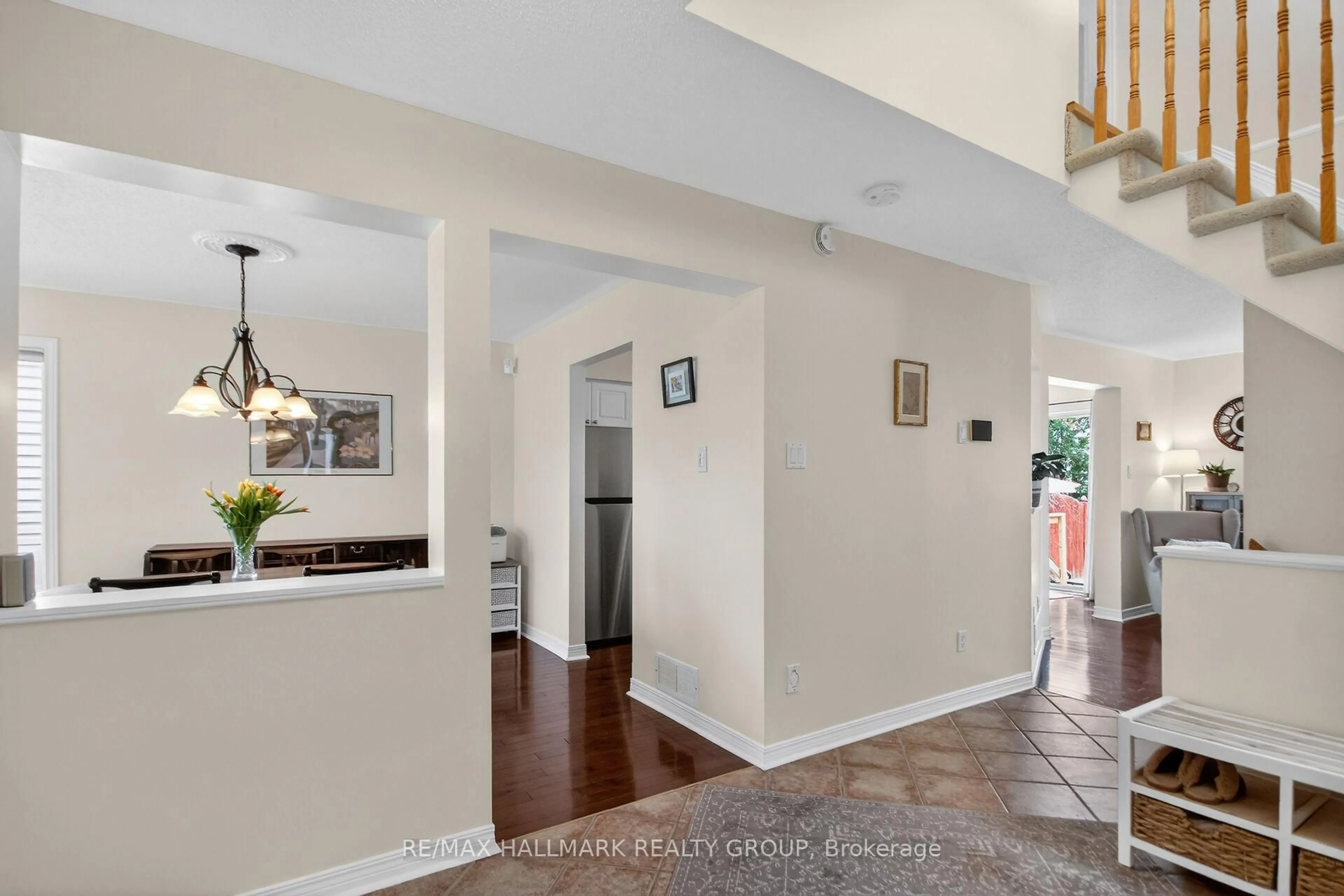 Indoor entryway for 48 Avonmore Cres, Ottawa Ontario K2G 6J7