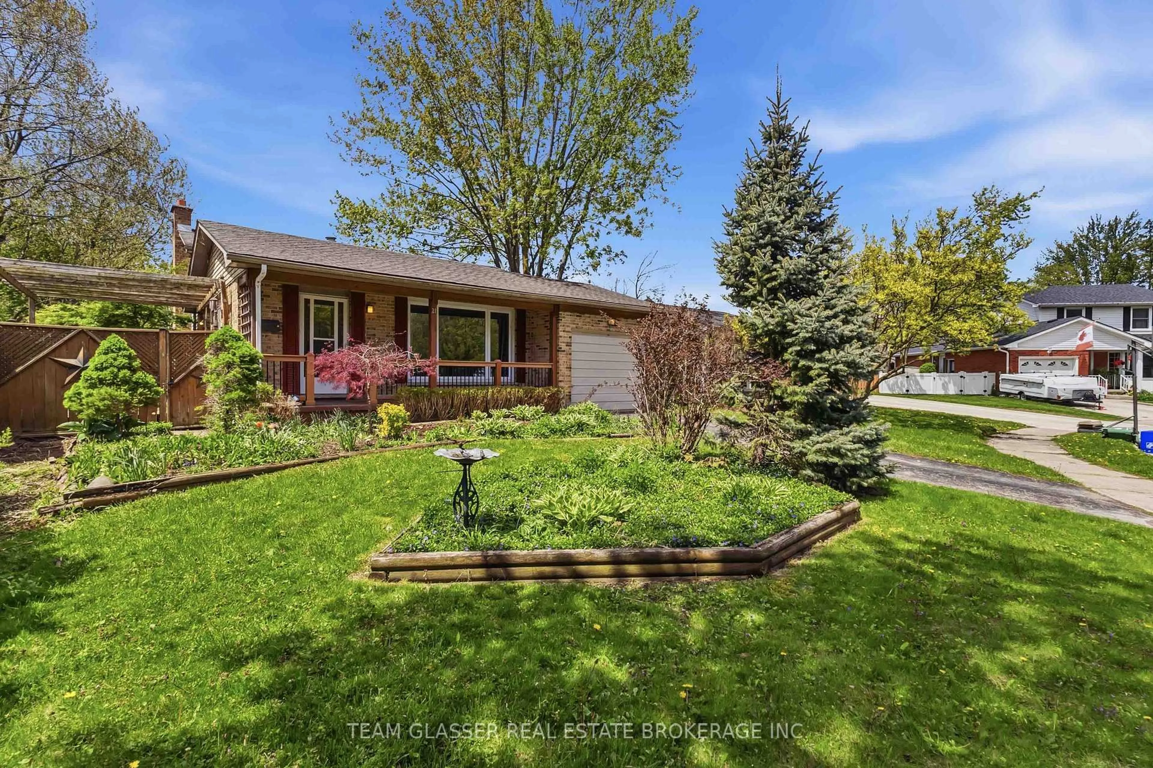 A pic from outside/outdoor area/front of a property/back of a property/a pic from drone, street for 21 GOODMAN Dr, London South Ontario N5Z 4G9