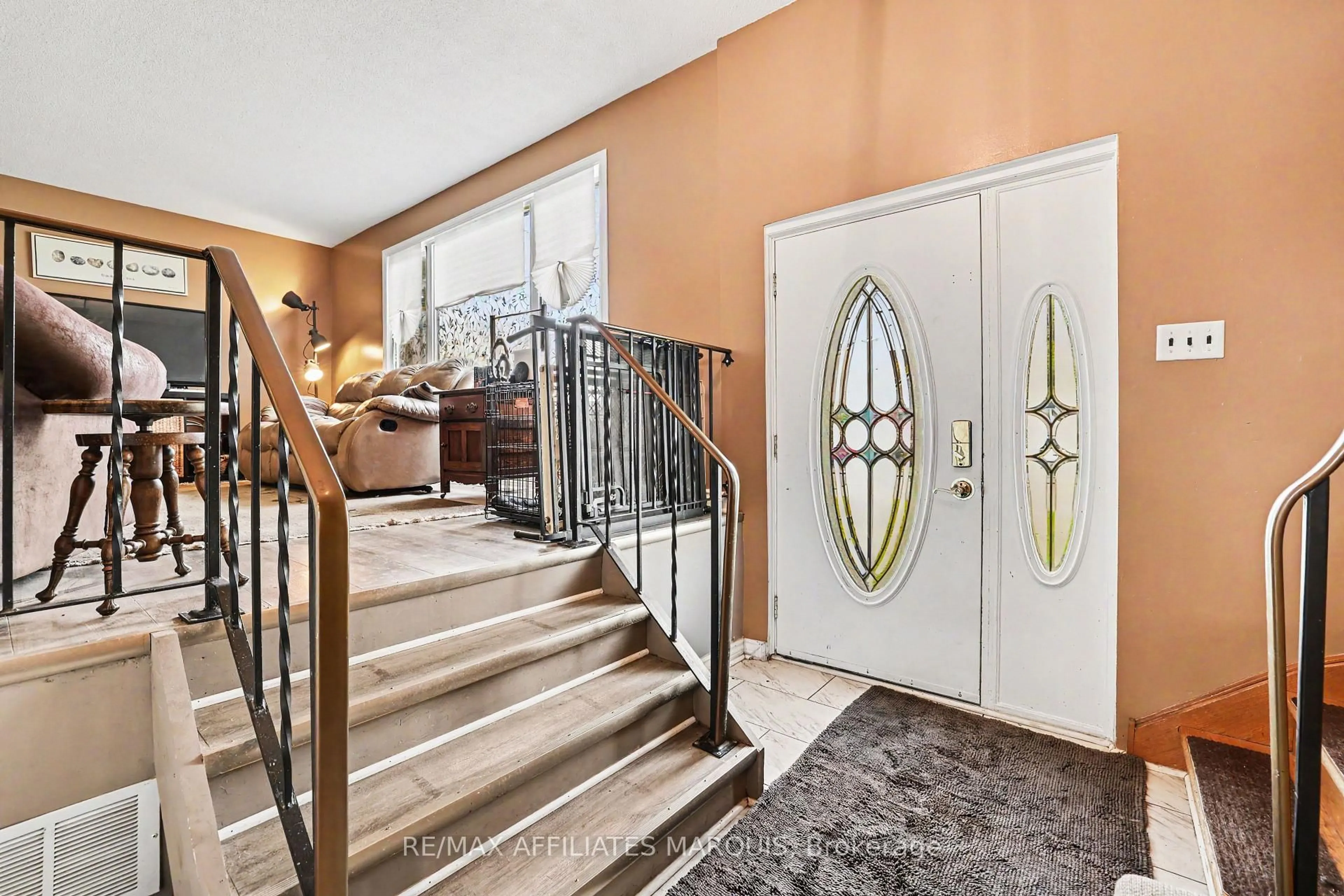 Indoor foyer for 15 Philip St, Smiths Falls Ontario K7A 3L7