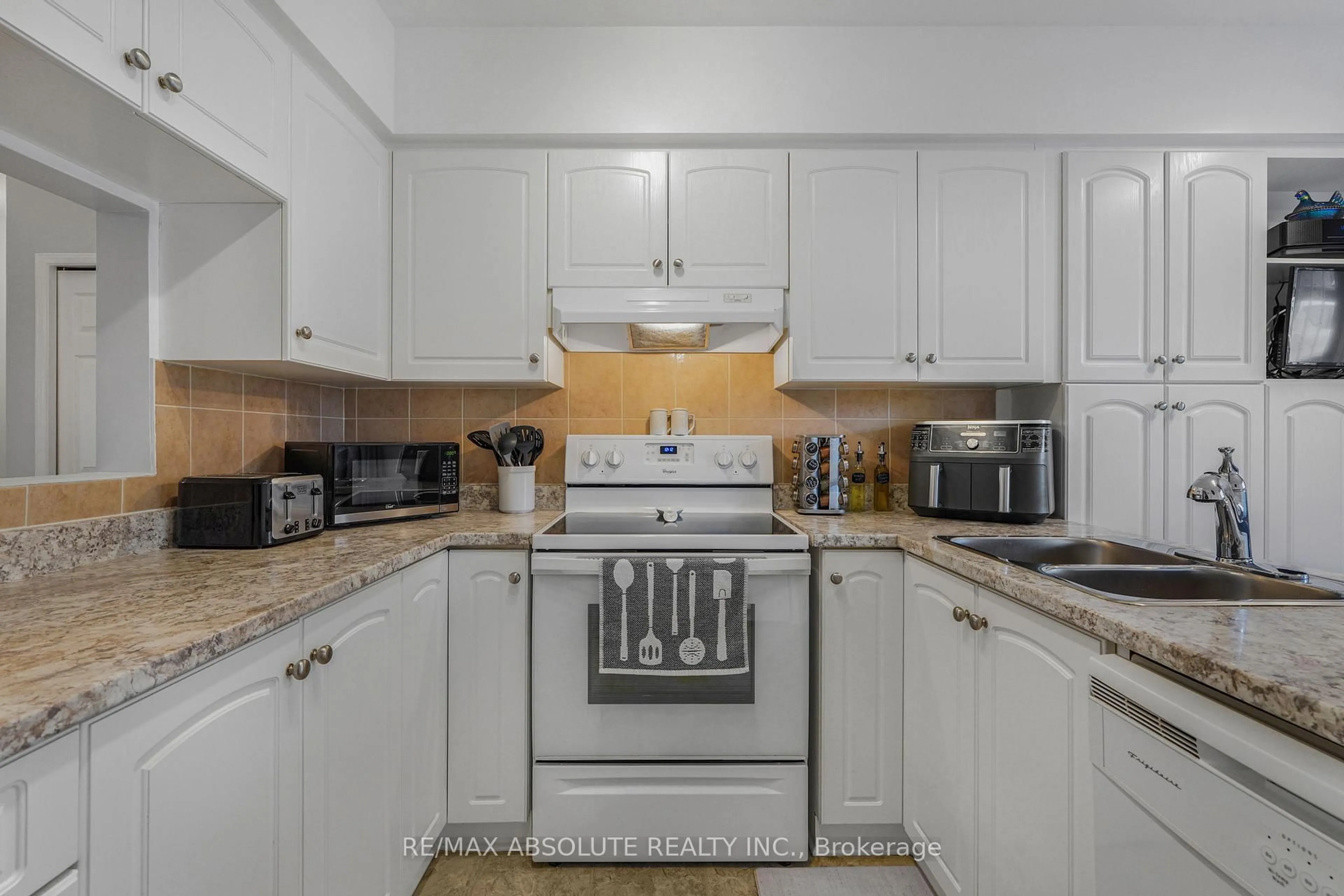Standard kitchen, ceramic/tile floor for 1967 Trim Rd #2, Ottawa Ontario K4A 0C2