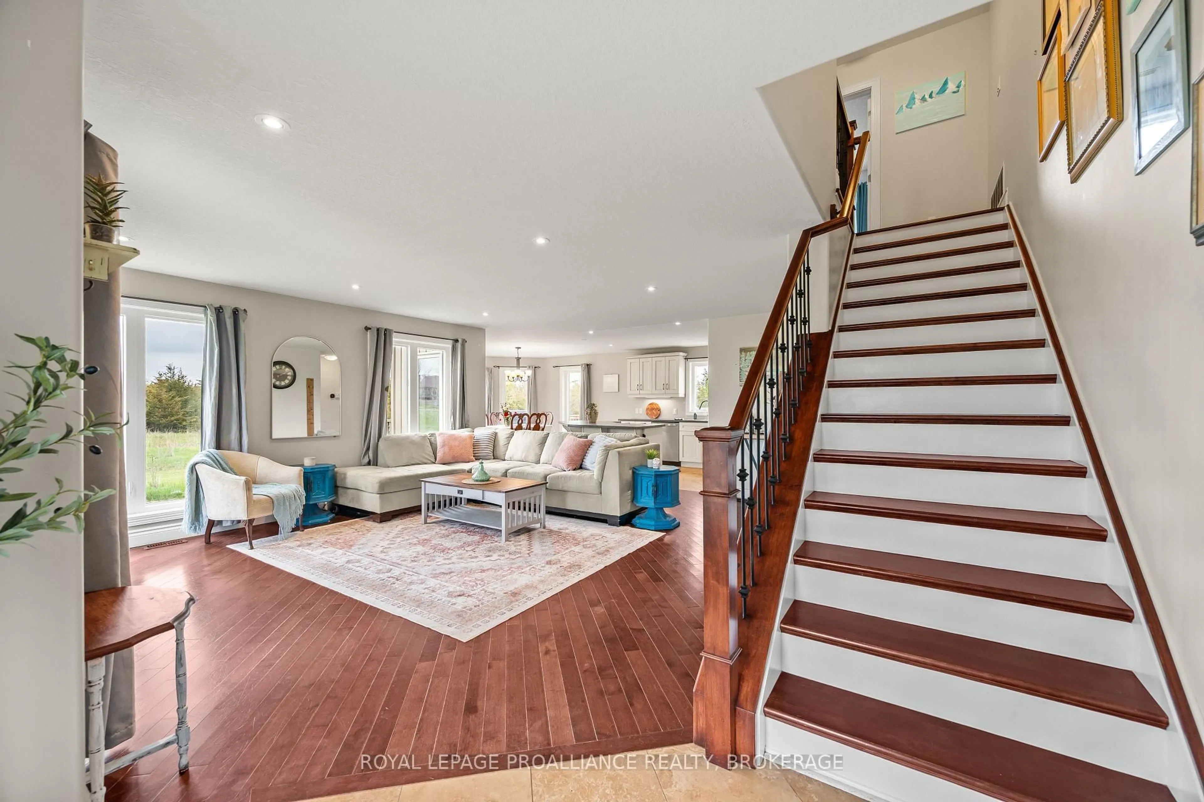 Indoor foyer for 730 Roblin Rd, Greater Napanee Ontario K0K 2W0