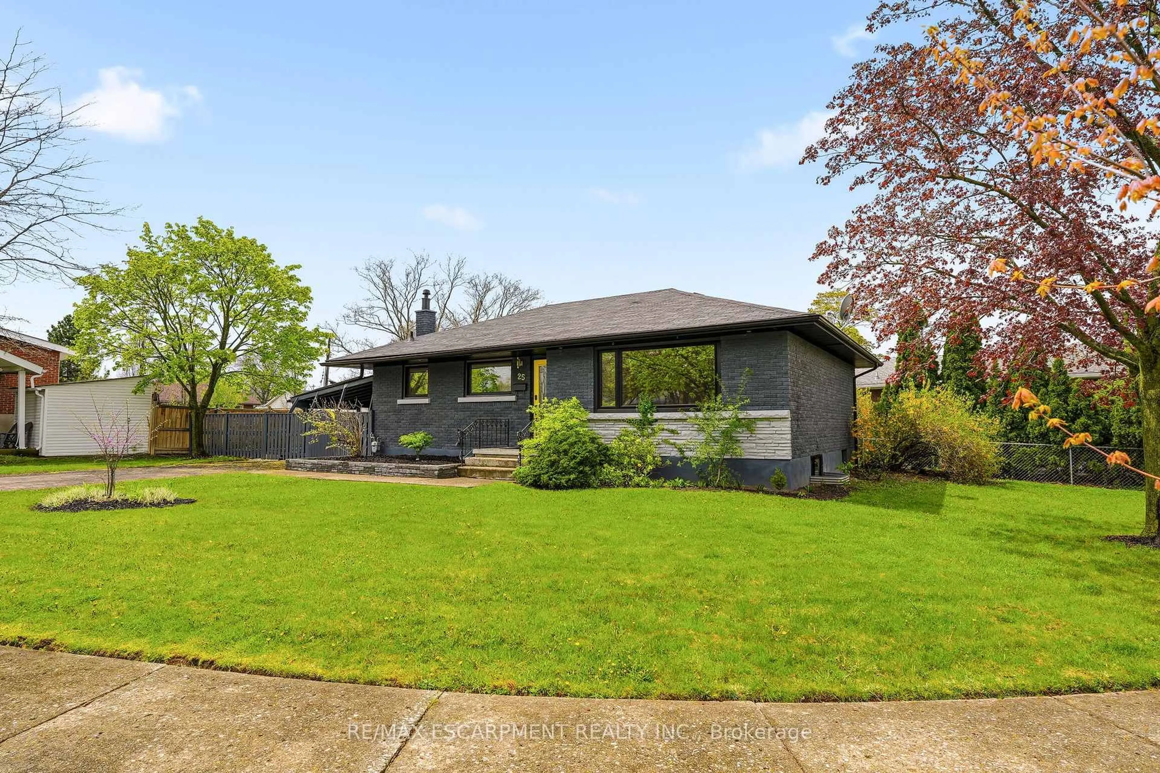 Home with brick exterior material, street for 25 Briarsdale Dr, St. Catharines Ontario L2T 2Z4