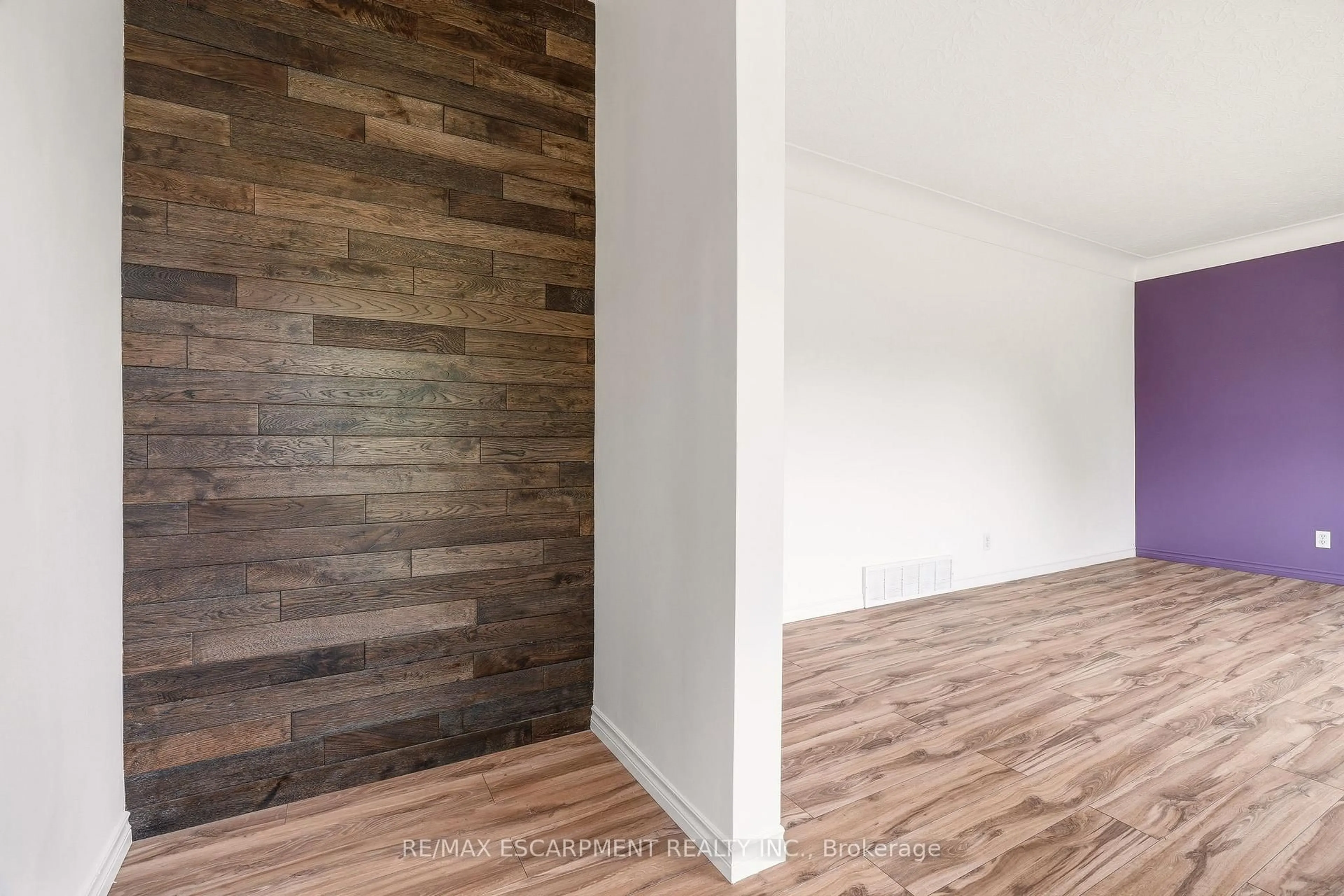 Indoor entryway for 25 Briarsdale Dr, St. Catharines Ontario L2T 2Z4