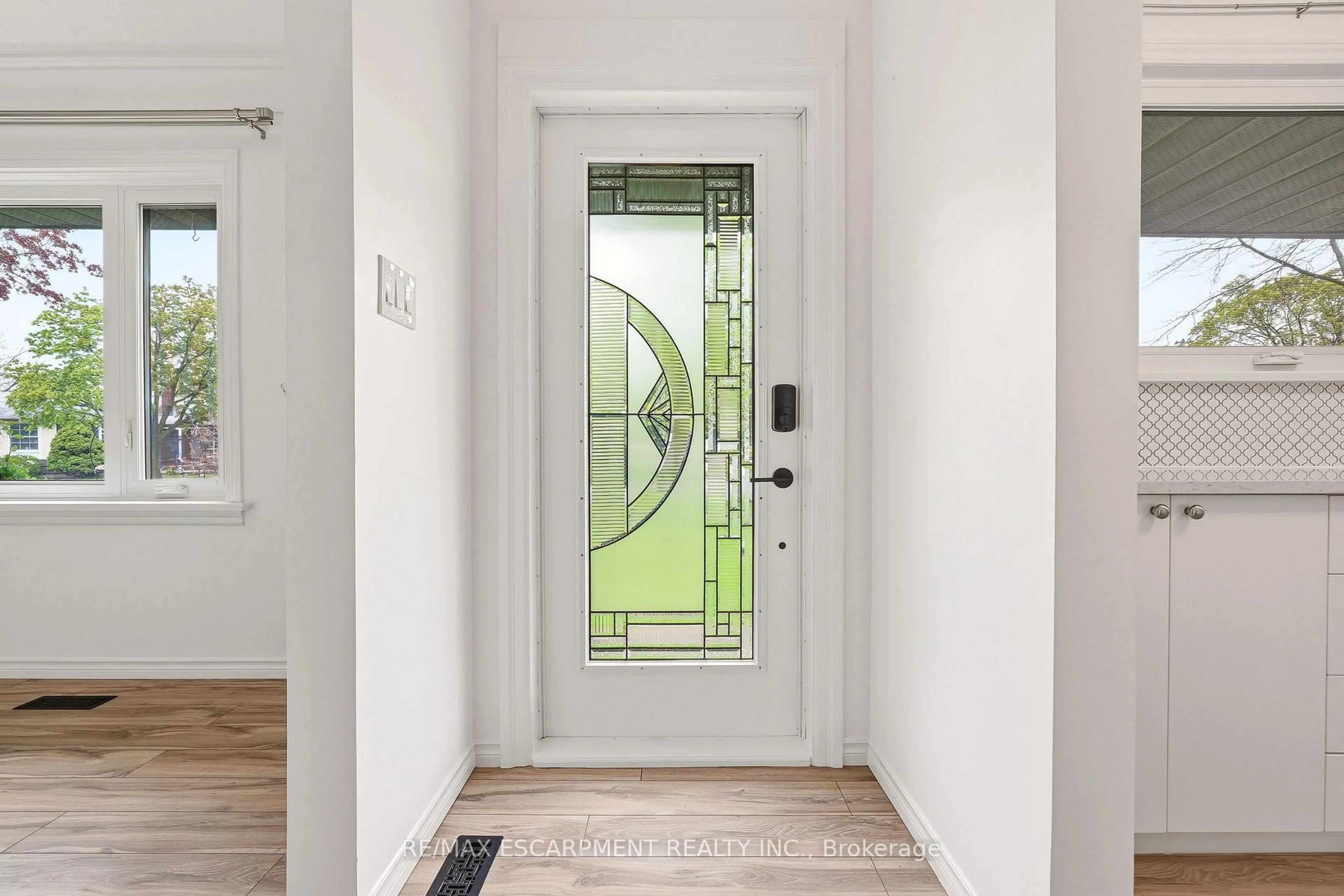 Indoor entryway for 25 Briarsdale Dr, St. Catharines Ontario L2T 2Z4
