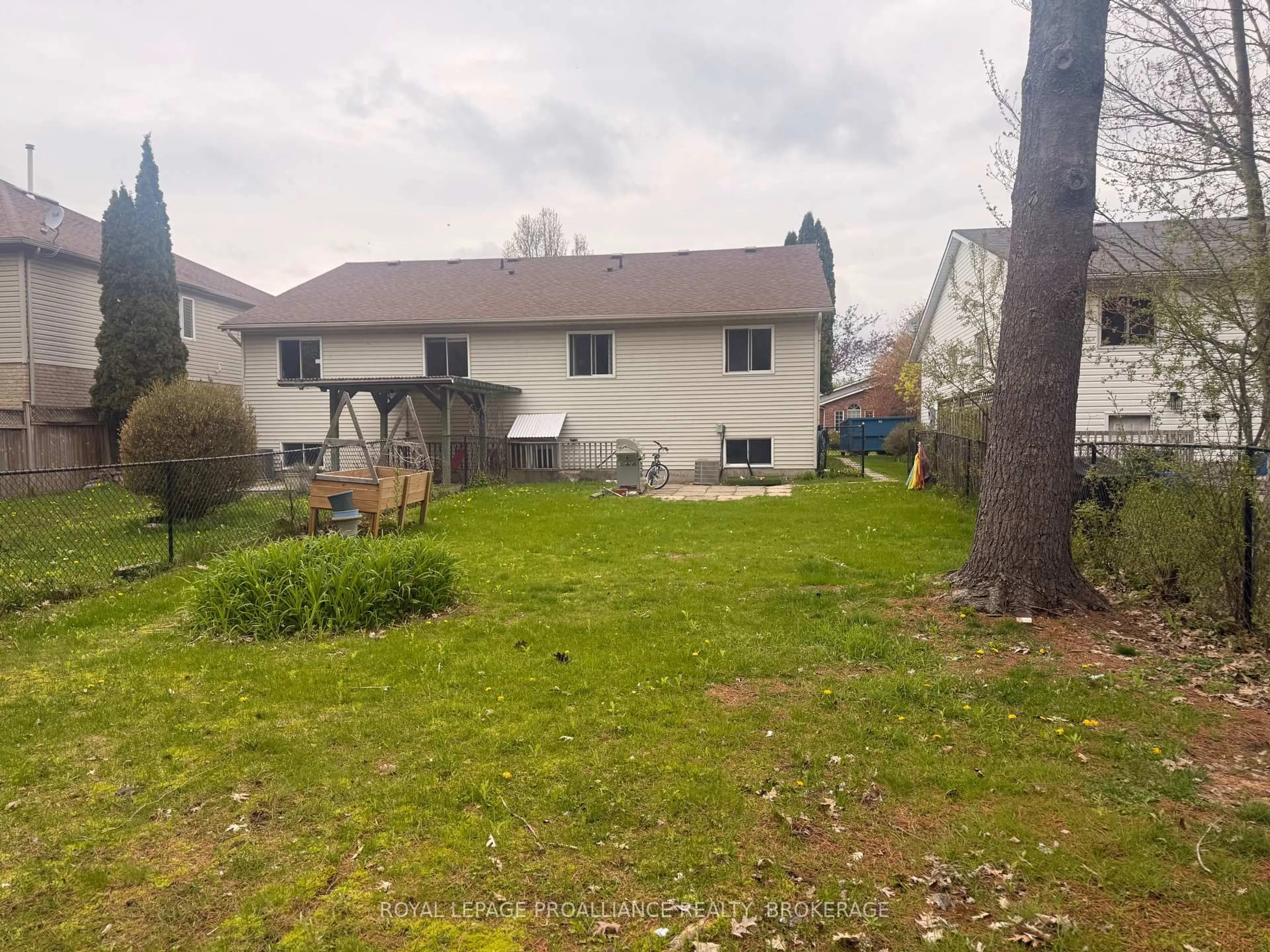 A pic from outside/outdoor area/front of a property/back of a property/a pic from drone, unknown for 614 Barnsley Cres, Kingston Ontario K7M 8X4