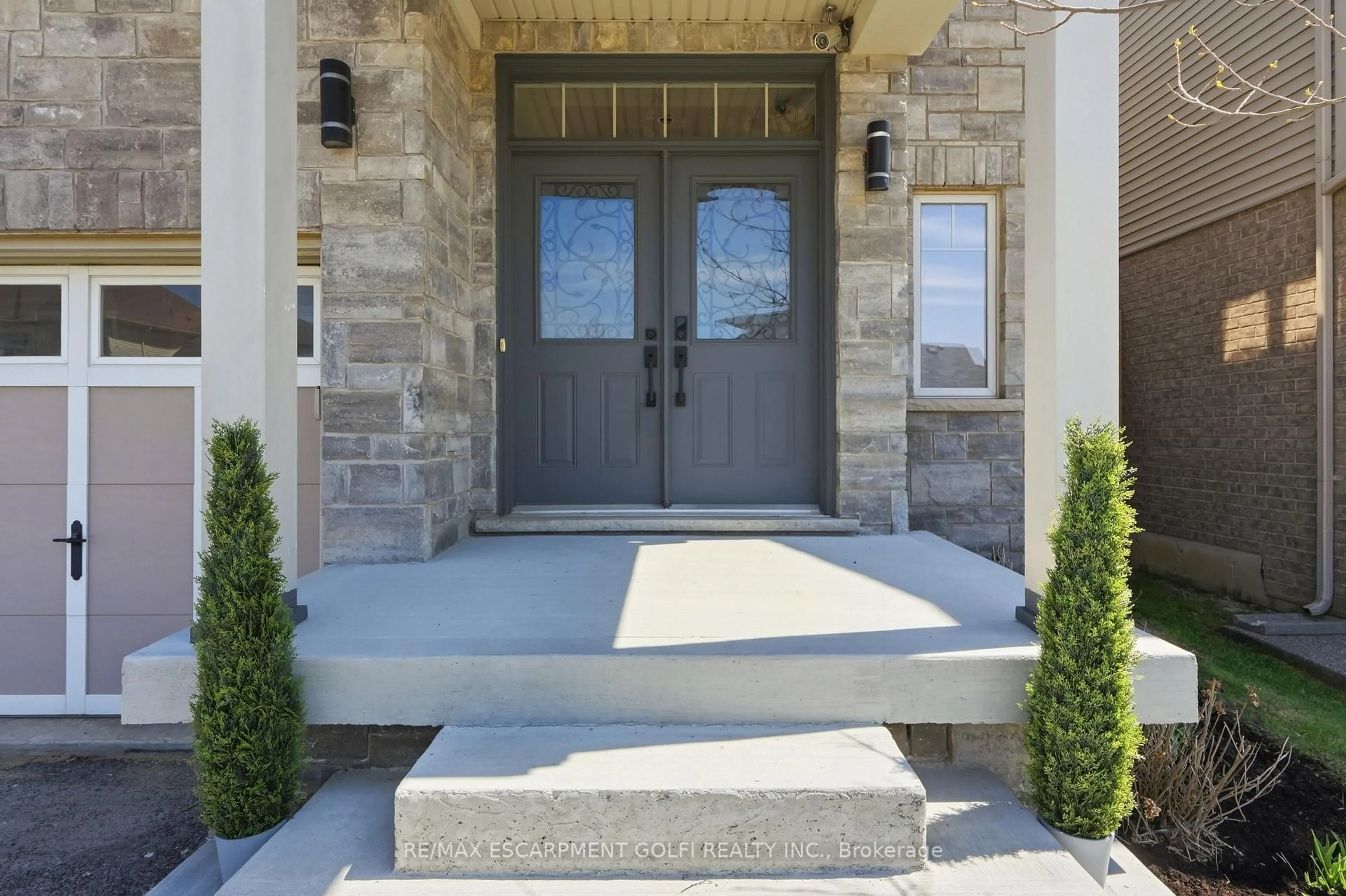 Indoor entryway for 36 Pavilion Dr, Hamilton Ontario L0R 1C0