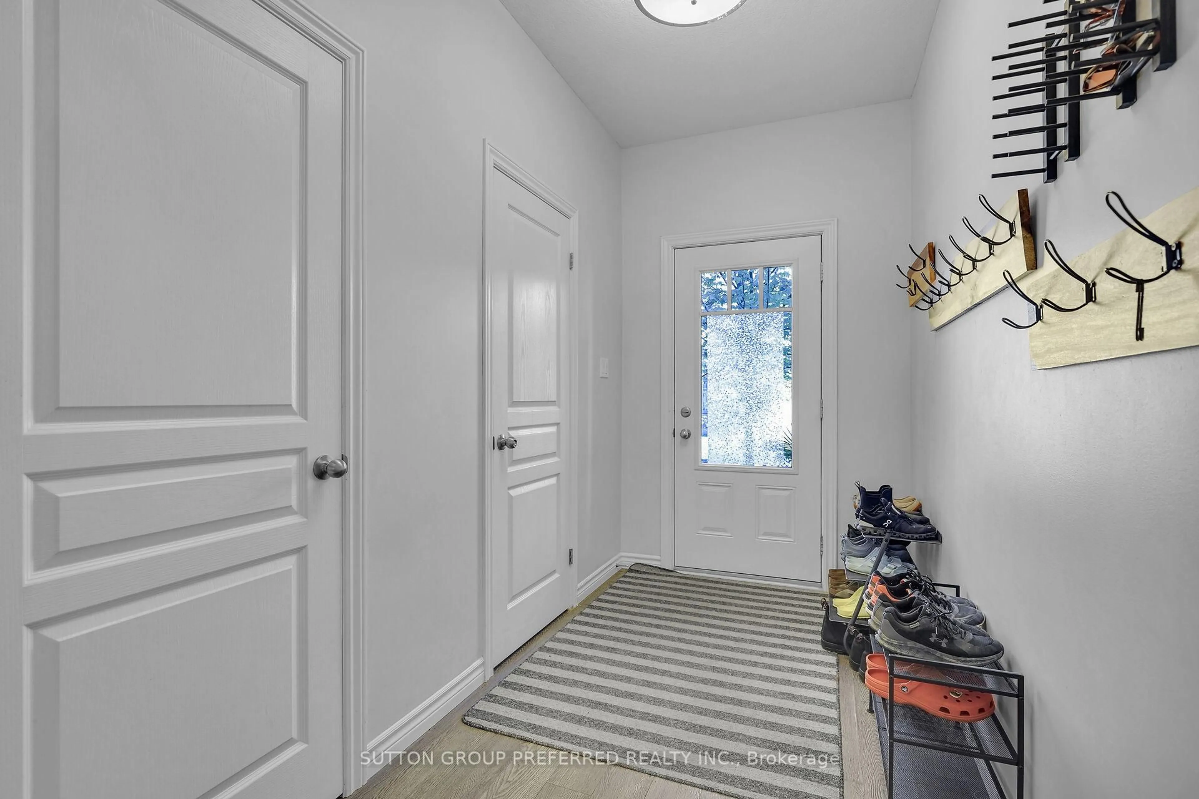Indoor entryway for 1924 Cedarhollow Blvd #23, London North Ontario N5X 0C3