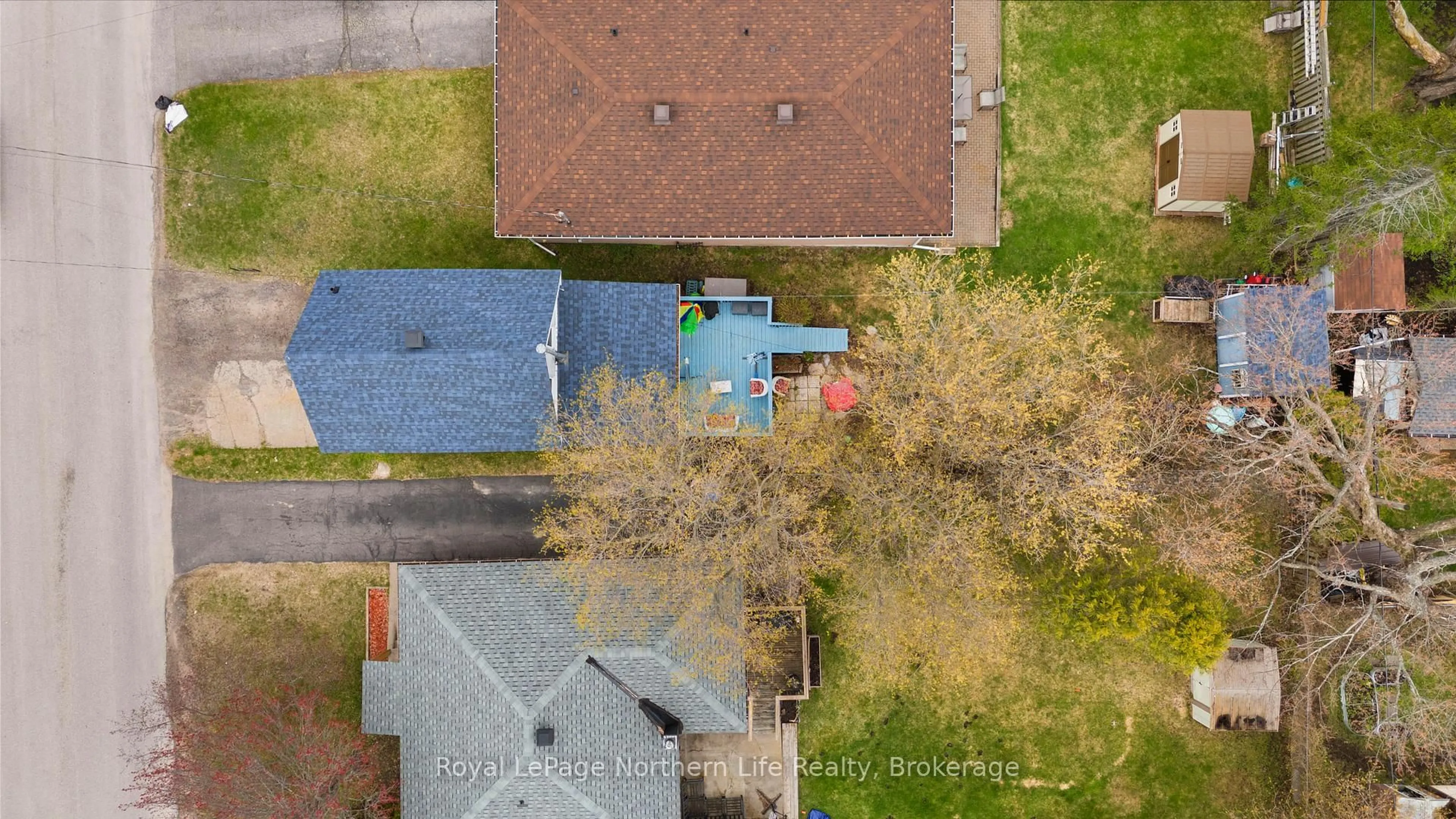 A pic from outside/outdoor area/front of a property/back of a property/a pic from drone, street for 137 Fourth Ave, North Bay Ontario P1B 3M7