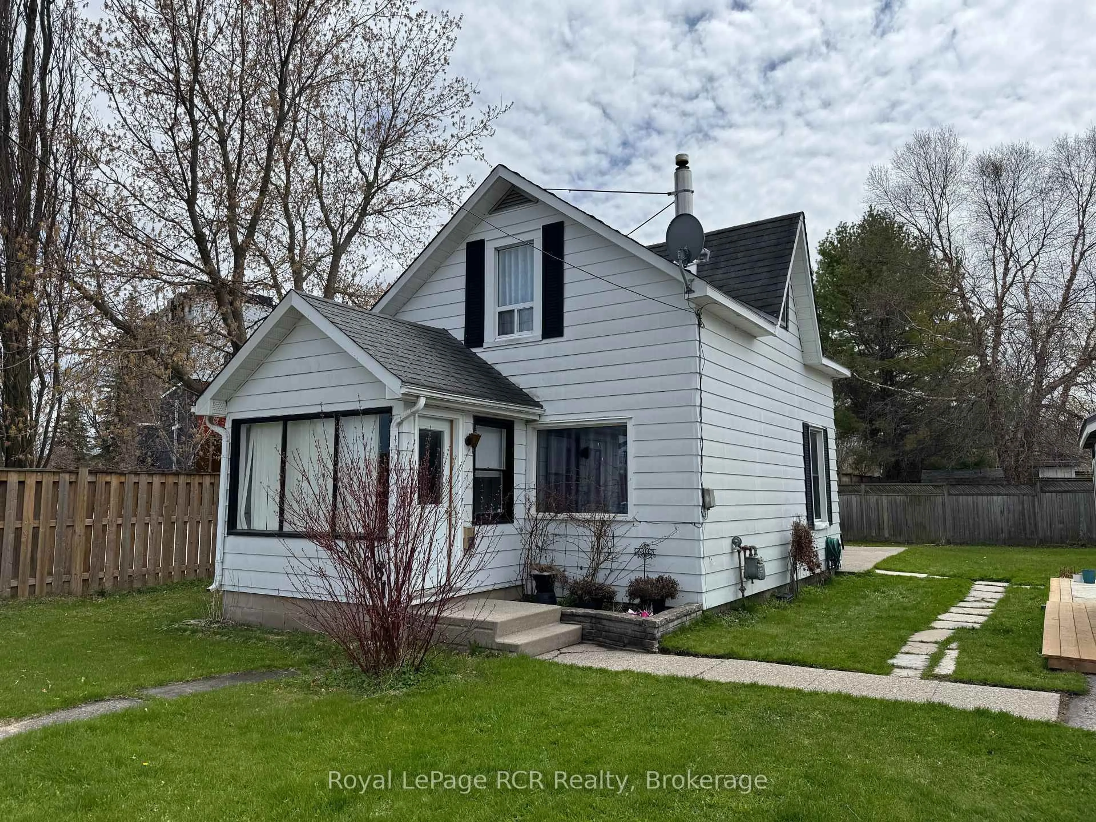 Home with vinyl exterior material, street for 381 14th St, Owen Sound Ontario N4K 3X9