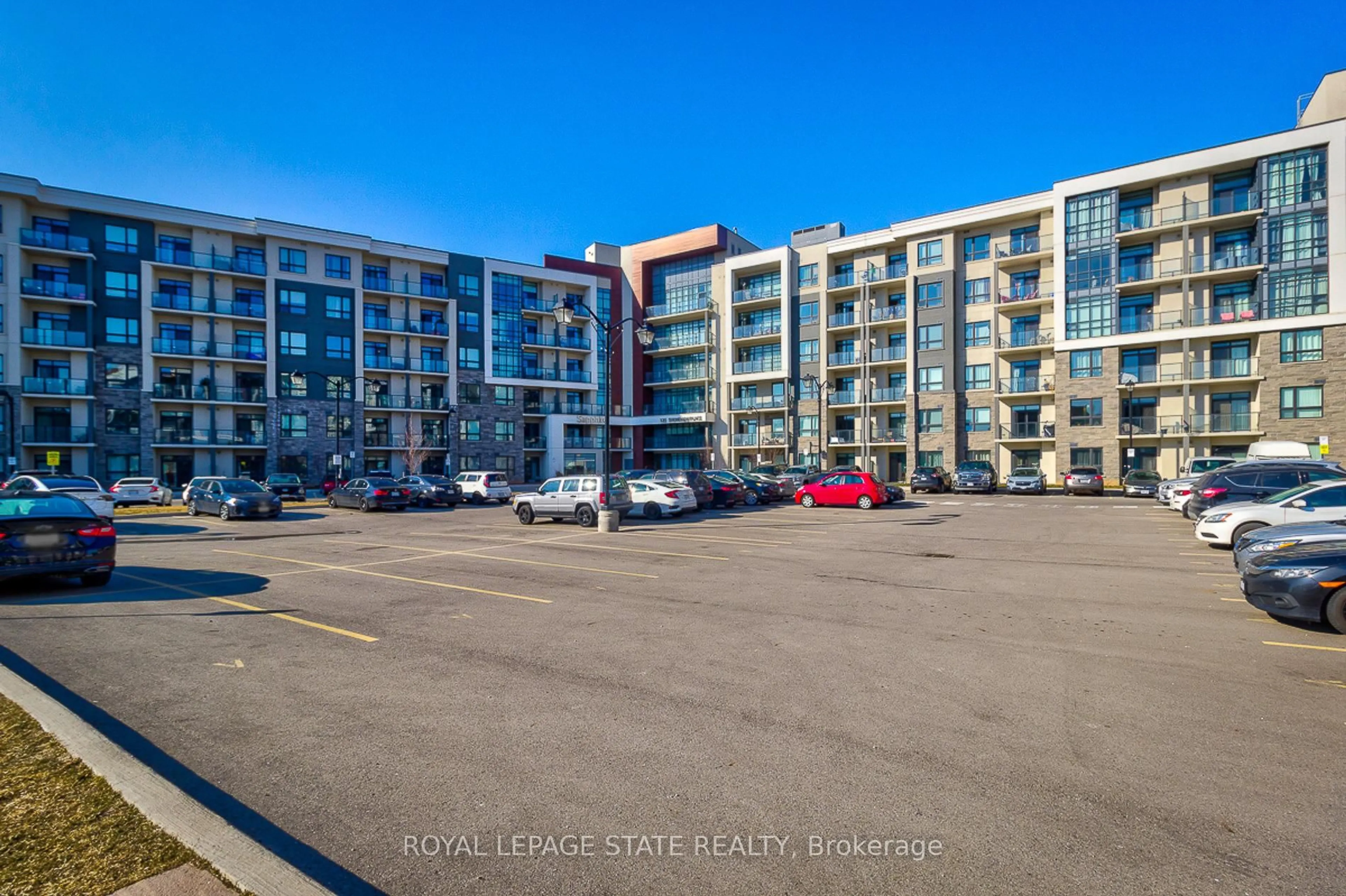 A pic from outside/outdoor area/front of a property/back of a property/a pic from drone, unknown for 125 Shoreview Pl #628, Hamilton Ontario L8E 0K3