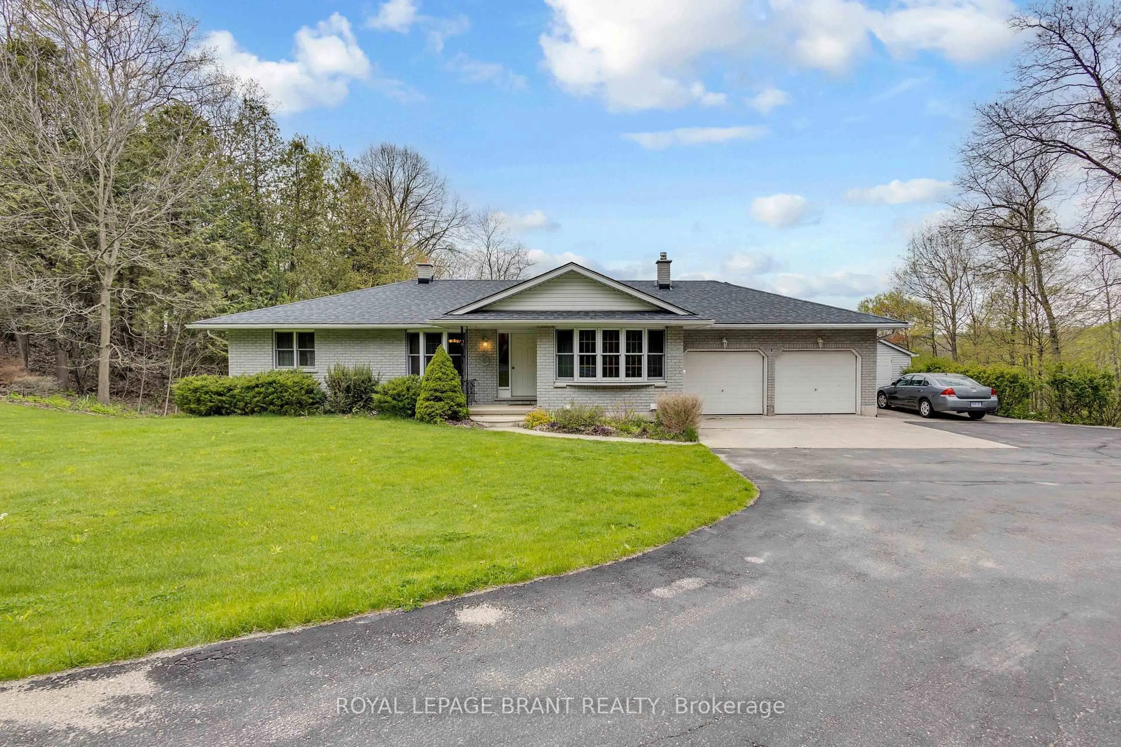 A pic from outside/outdoor area/front of a property/back of a property/a pic from drone, street for 10 Burnside Dr, Brant Ontario N0B 1E0