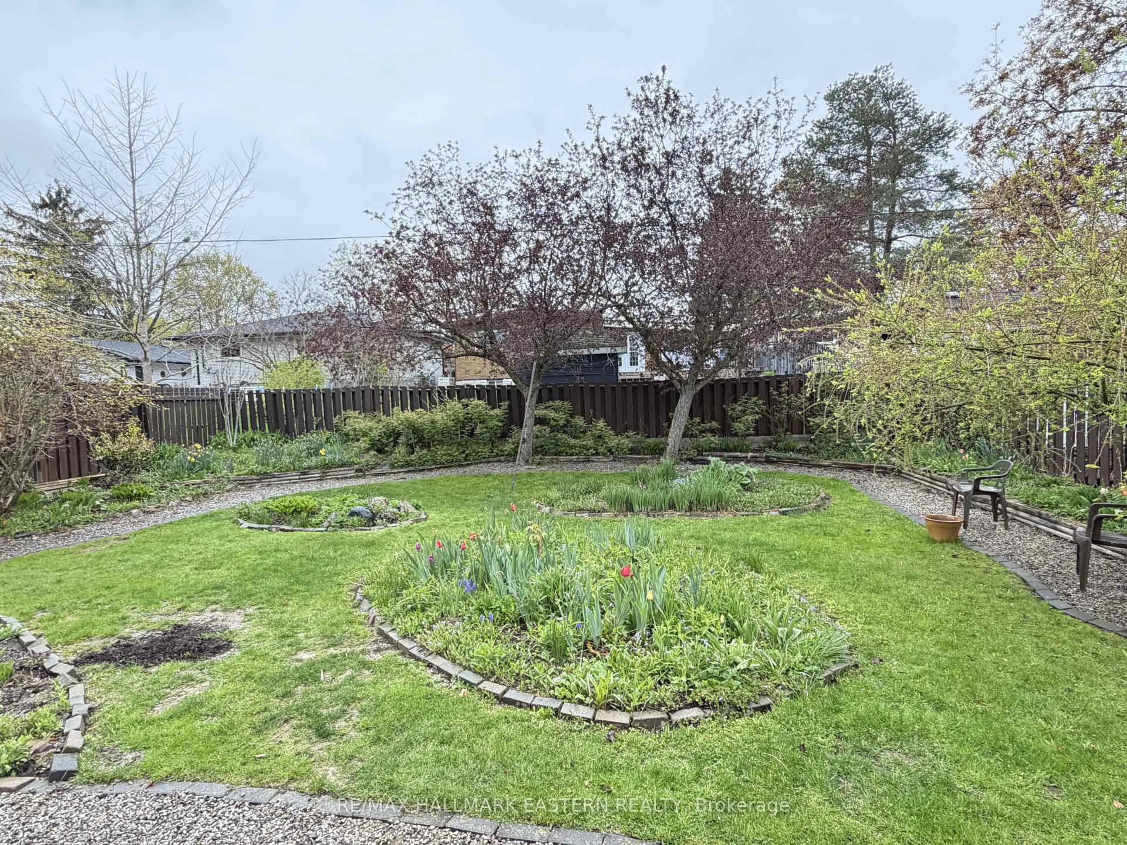 A pic from outside/outdoor area/front of a property/back of a property/a pic from drone, unknown for 276 Greenlawn Ave, Peterborough Ontario K9H 5K8