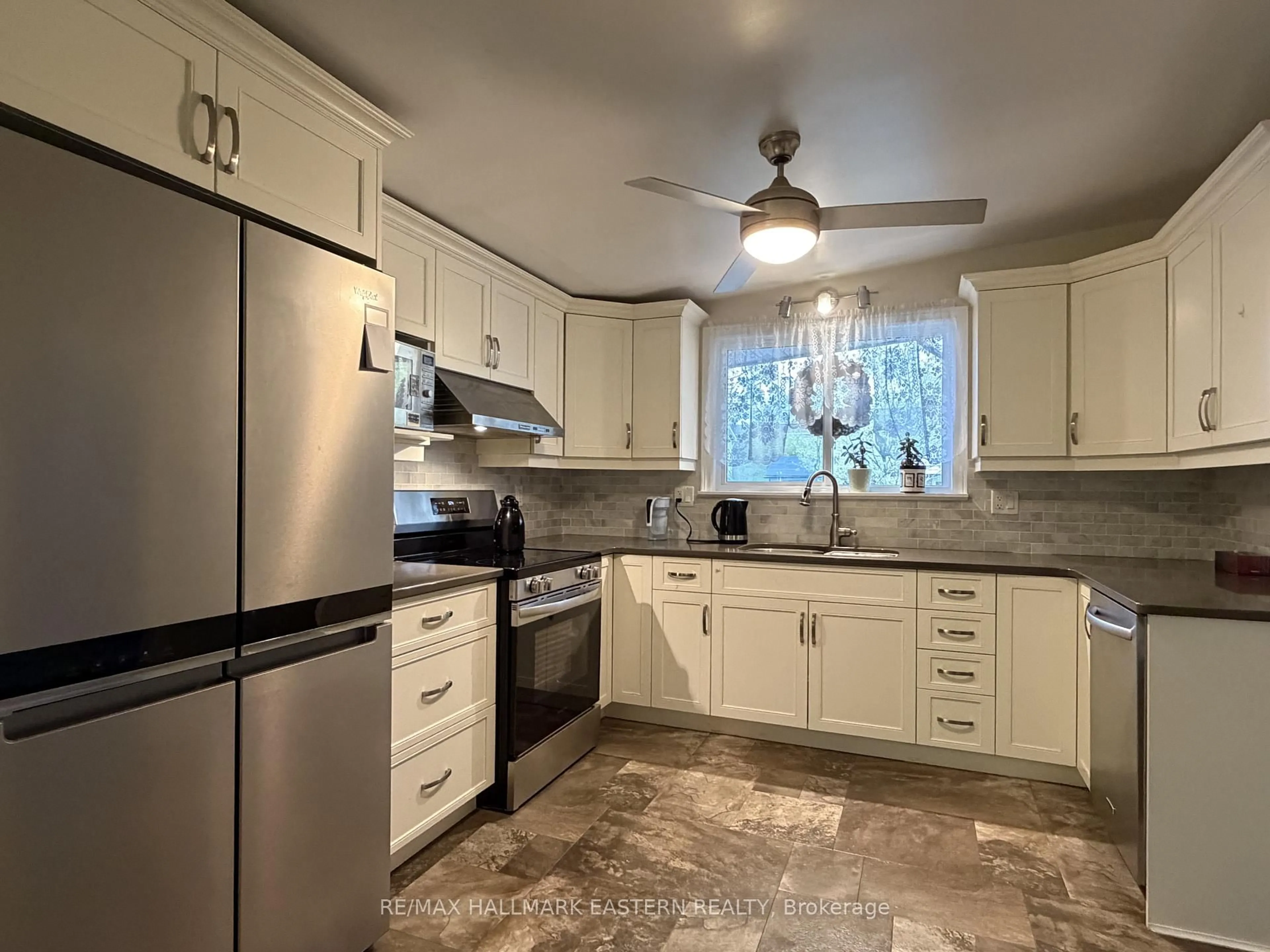 Standard kitchen, ceramic/tile floor for 276 Greenlawn Ave, Peterborough Ontario K9H 5K8