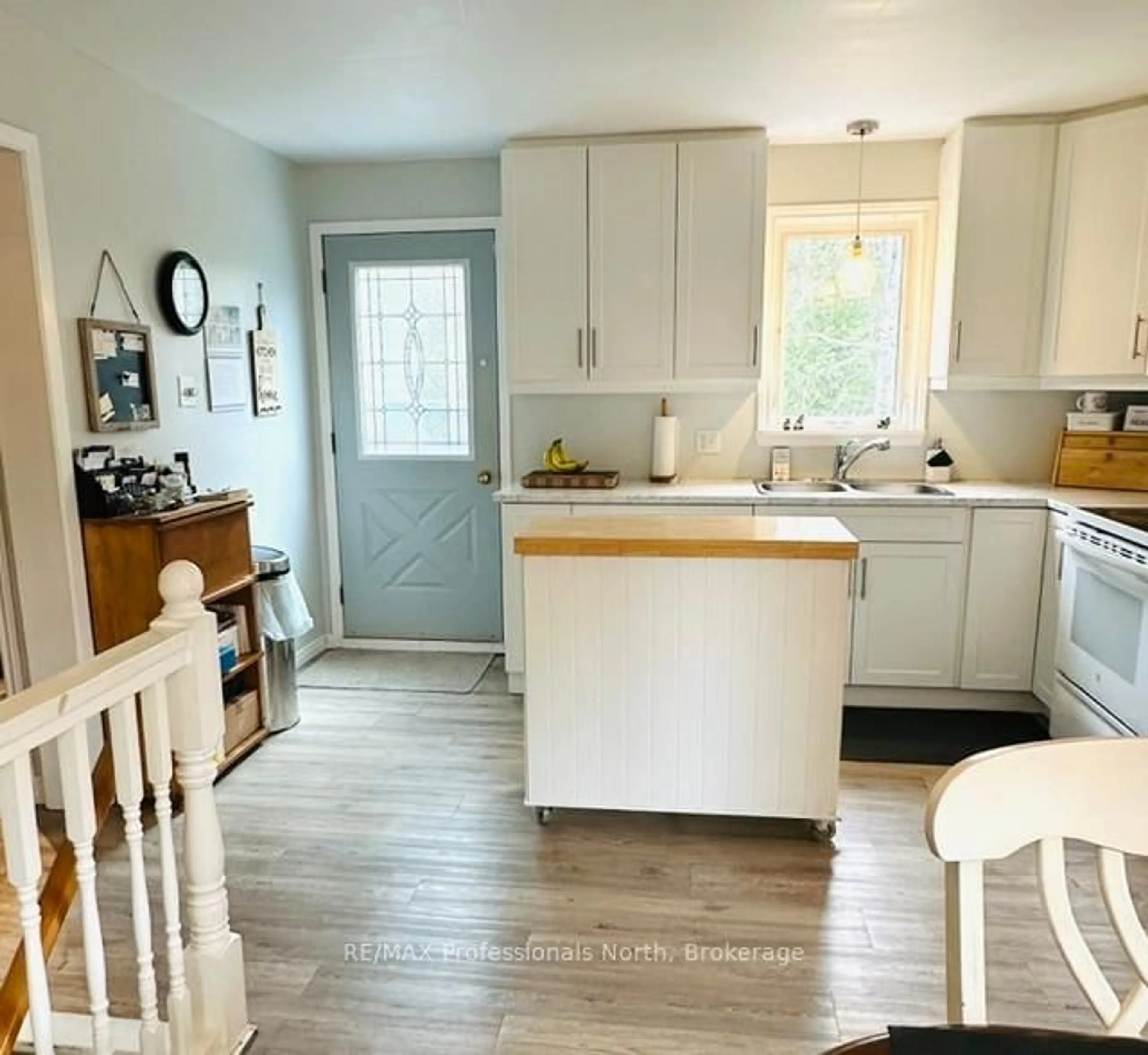 Open concept kitchen, wood/laminate floor for 1297 Hunter Creek Rd, Minden Hills Ontario K0M 2K0