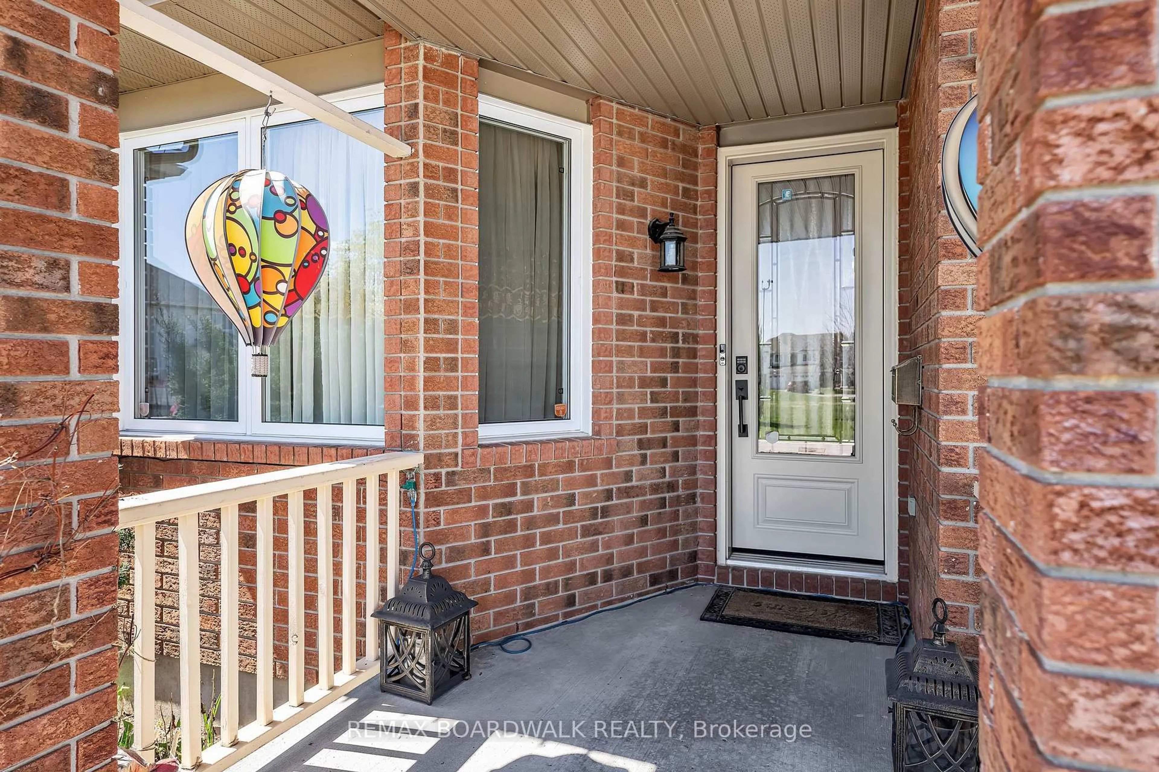 Indoor entryway for 102 Mosswood Crt, Ottawa Ontario K1V 0N6