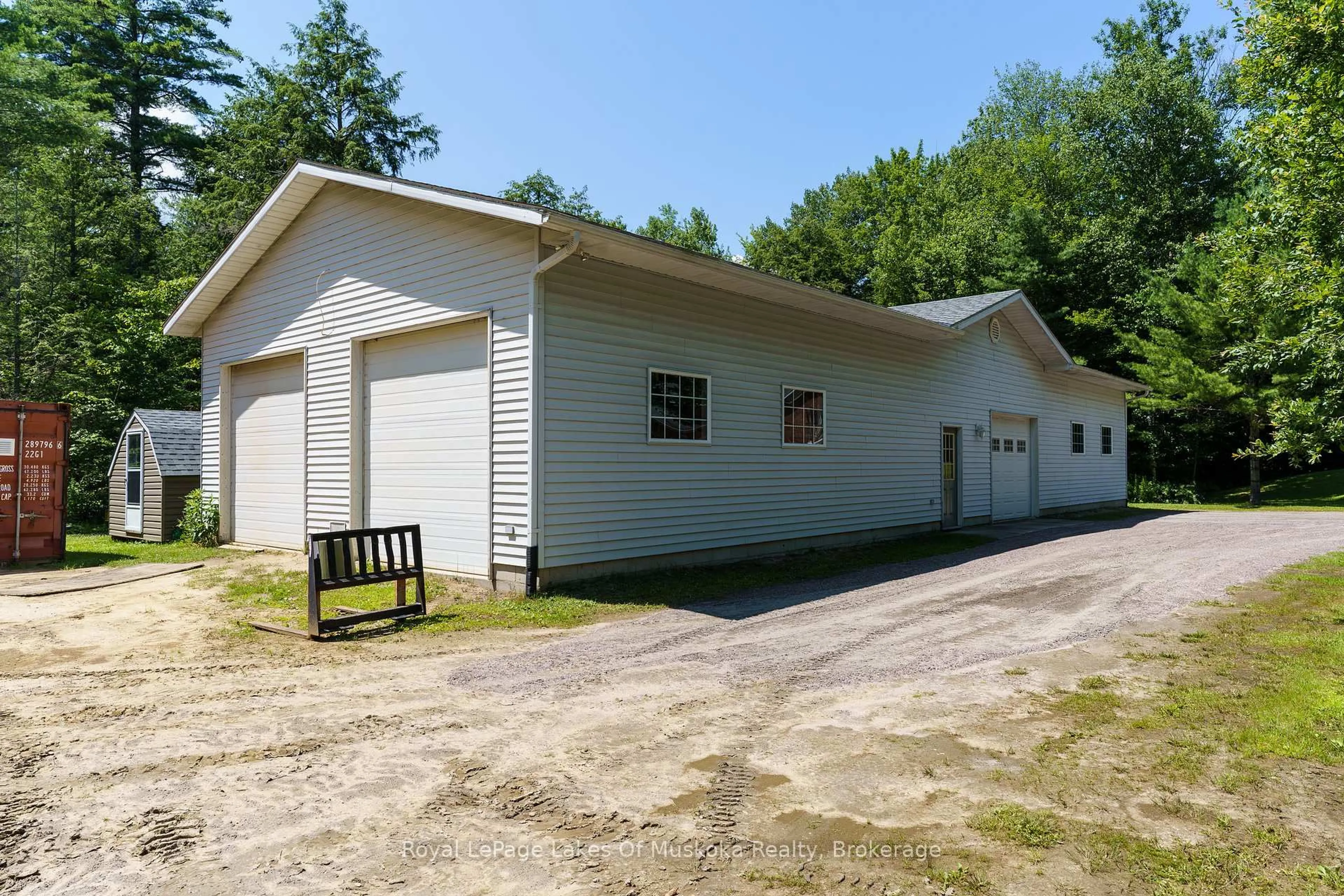 Indoor garage for 1020 AMELIA Cres, Gravenhurst Ontario P0E 1G0