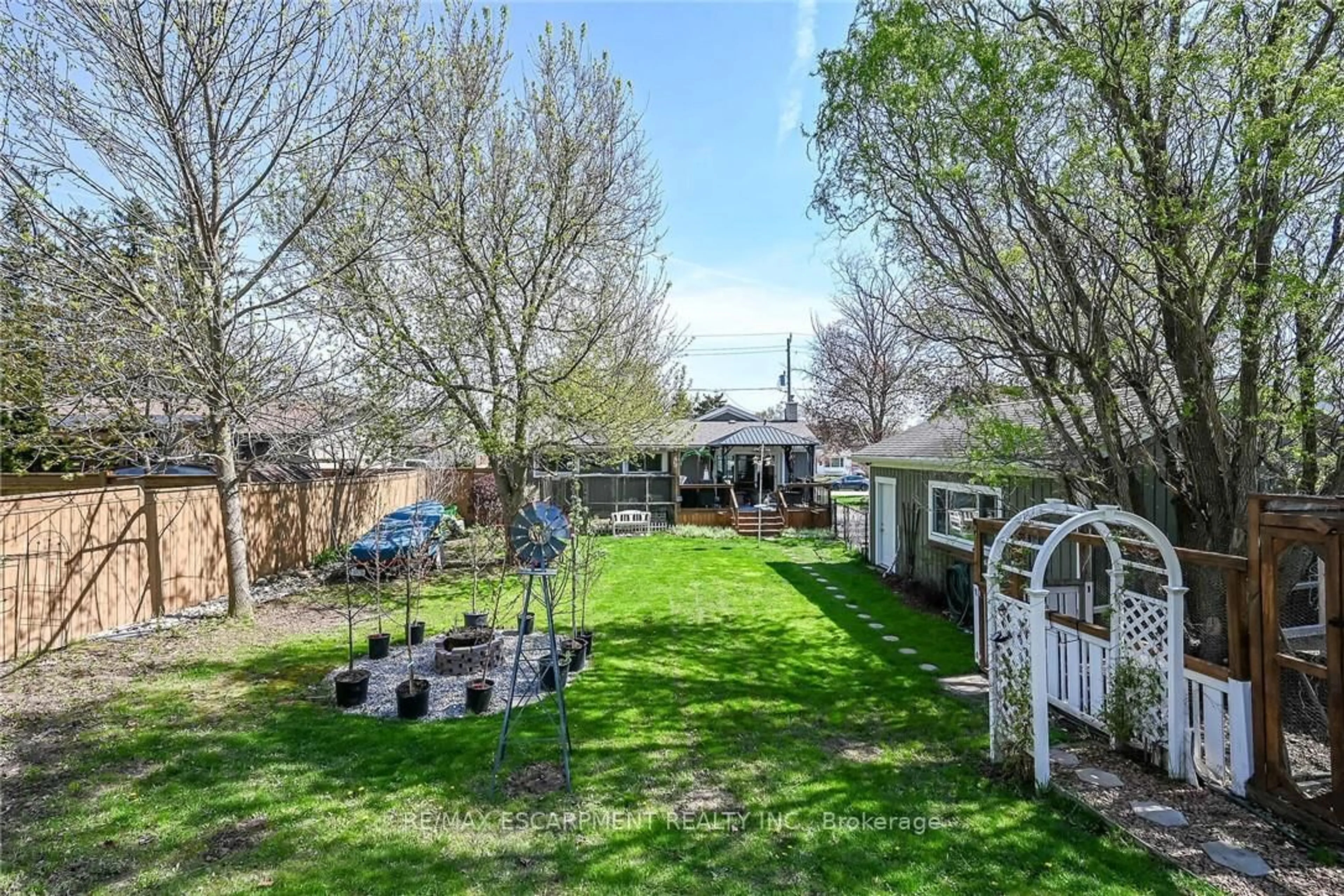 A pic from outside/outdoor area/front of a property/back of a property/a pic from drone, unknown for 41 Fife St, Haldimand Ontario N3W 1J1