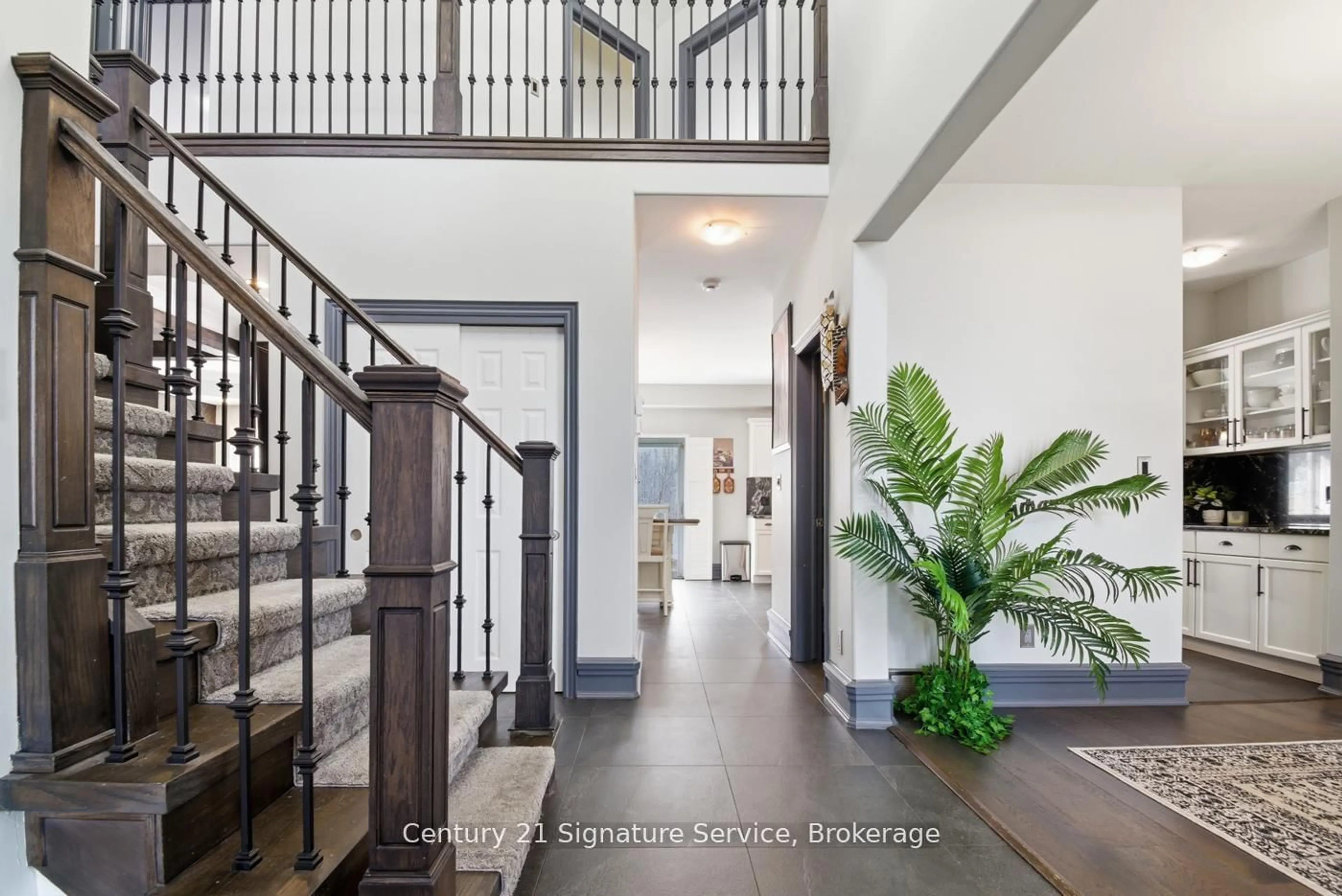 Indoor entryway for 654 Brian St, Fort Erie Ontario L2A 6W2