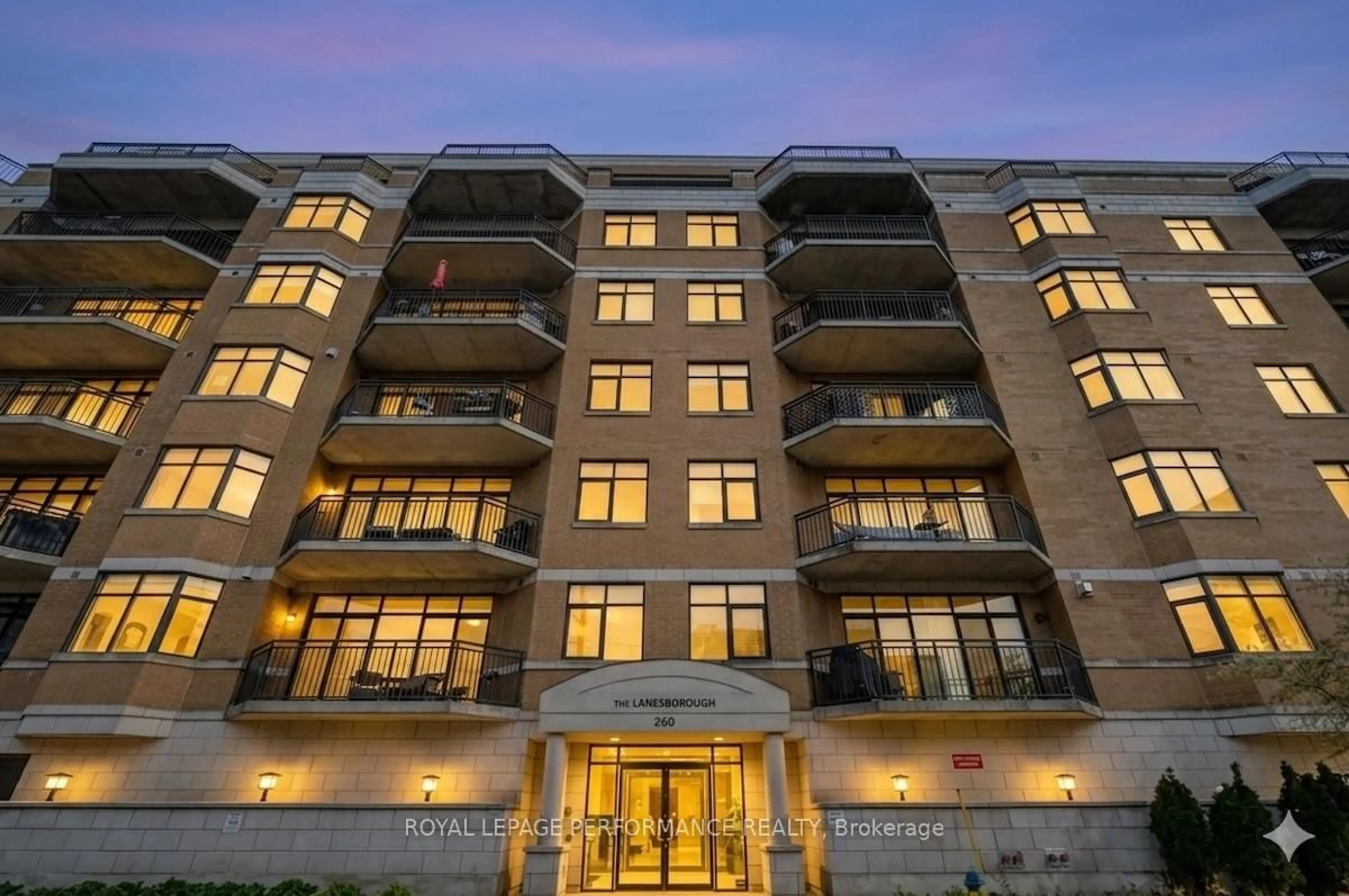 Indoor foyer for 260 Besserer St #201, Ottawa Ontario K1N 1J3