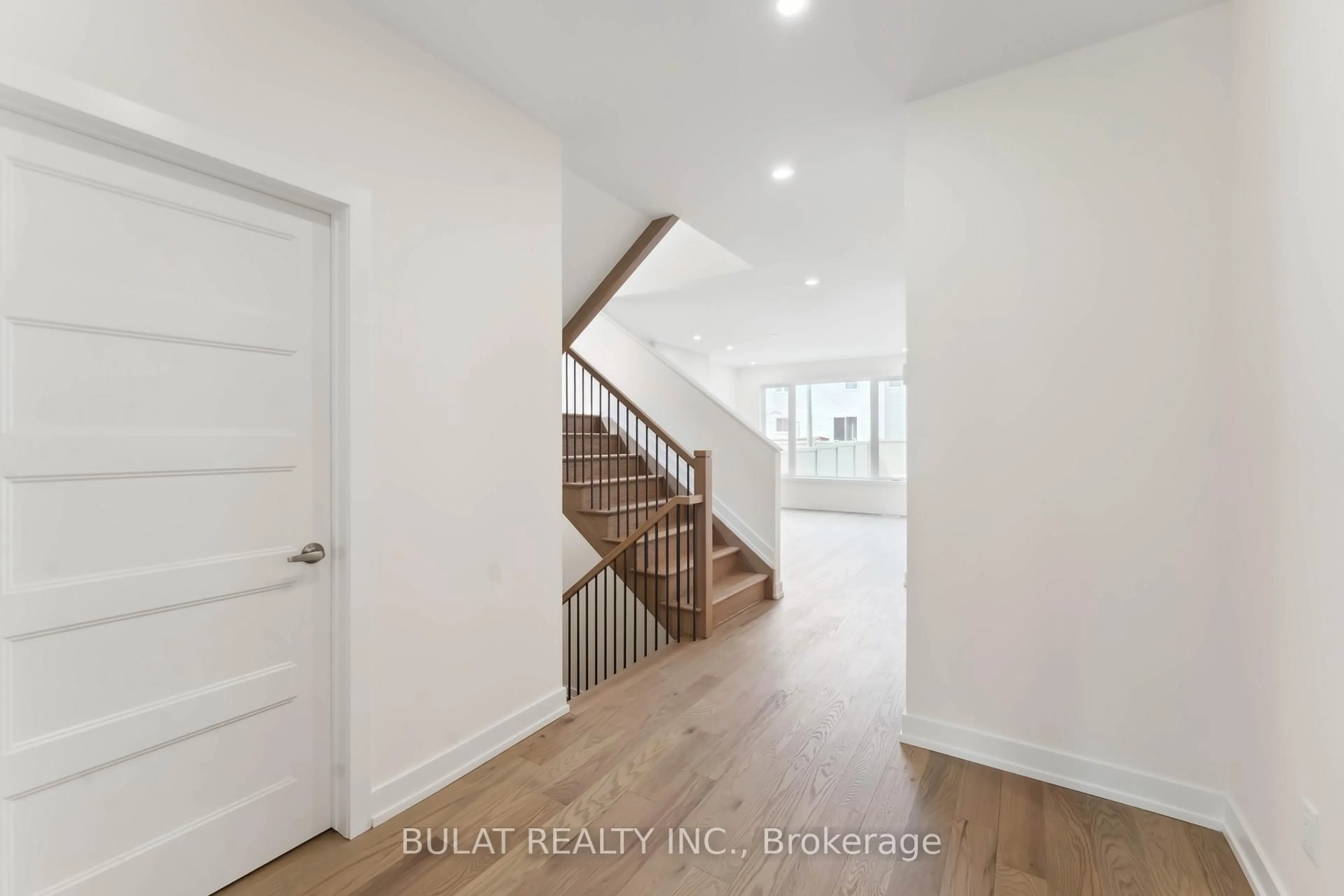 Indoor entryway for 1361 Kitchener Ave, Ottawa Ontario K1V 6W1
