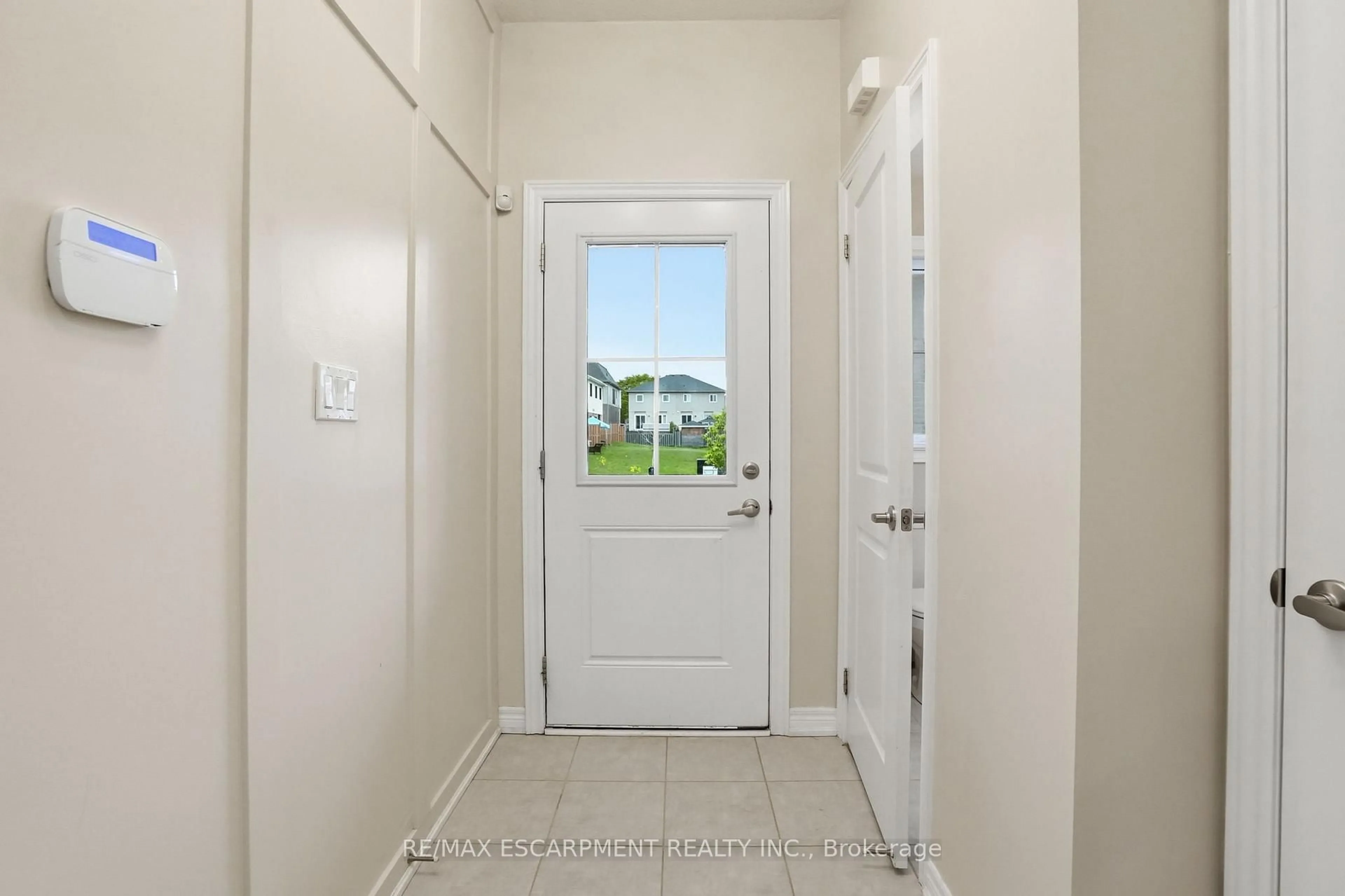 Indoor entryway for 19 Mia Dr, Hamilton Ontario L9B 0K1