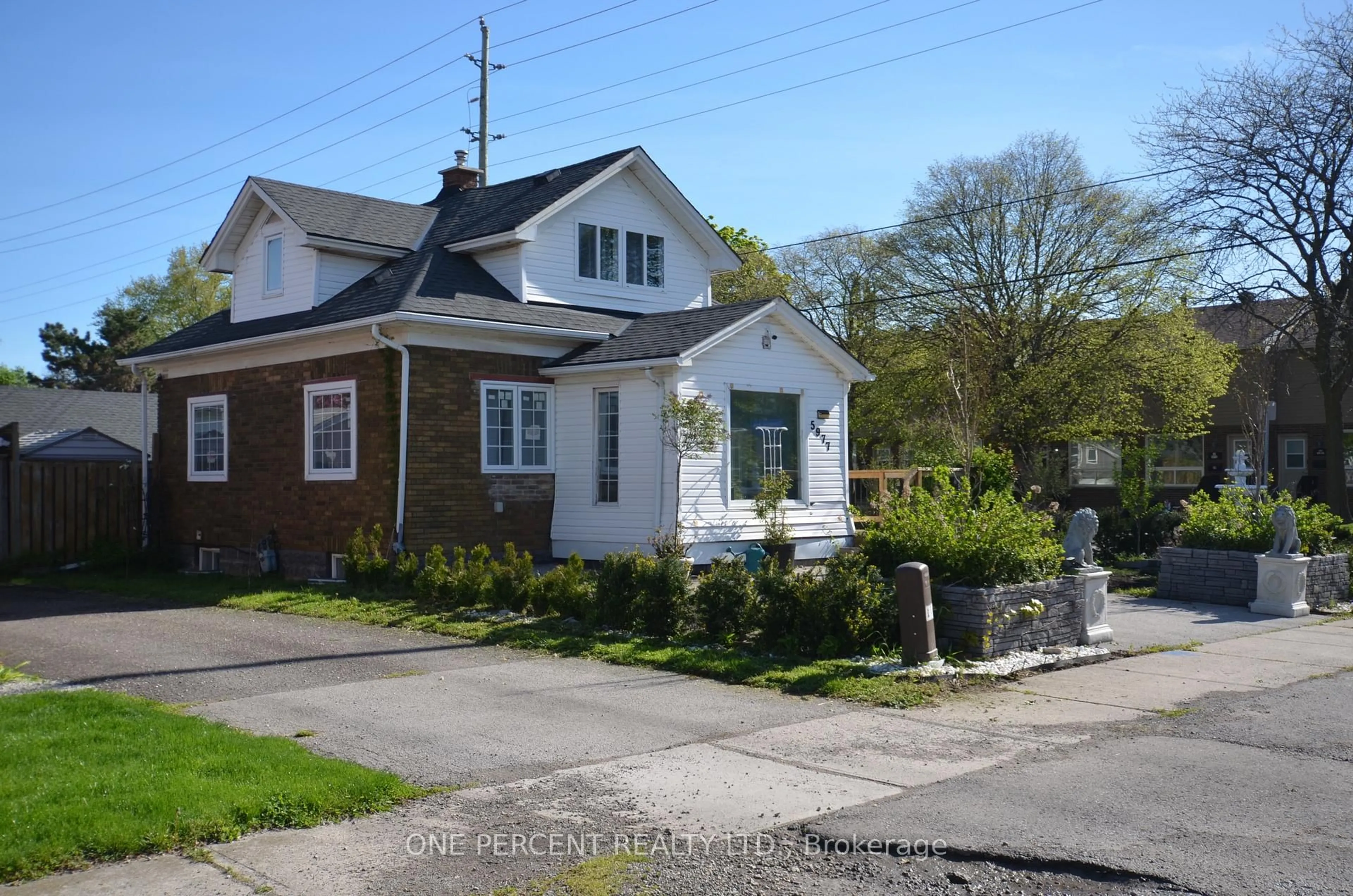 A pic from outside/outdoor area/front of a property/back of a property/a pic from drone, street for 5977 Saint Marys Ave, Niagara Falls Ontario L2J 1B8